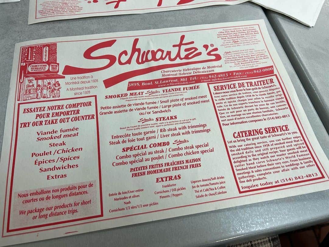 荒木優里さんのインスタグラム写真 - (荒木優里Instagram)「🥪 ✈️モントリオール旅行②✈️  モントリオール名物を食べに 「Schwarz’s」へ❣️ この日はスムーズに入れてとってもラッキーでしたが、 普段は行列の絶えない老舗の人気店です😆✨  スモークミートサンドイッチは ボリューム満点😳😳 燻製された牛肩バラ肉が 溢れんばかりに挟まれています❣️ でも脂っこくなく、スパイスがしっかり効いていて ペロリと食べられました💖  気になるもう一つのご当地グルメはプーティン👀 ポテトの上にグレービーソースをかけ、 チーズやお肉をのせたもの🍟✨ 大好きなコンビネーションで、 予想通りに美味しかった〜😋🩷  グルメは旅の大きな楽しみだ😍😍  #モントリオール #モントリオール旅行 #montreal  #smokedmeat #smokedmeatsandwich #スモークミート #poutine #プーティン #schwartz #アメリカ生活 #アメリカ暮らし #ニューヨーク #ニューヨーク生活  #ニューヨーク暮らし #ニューヨーク在住 #Newyork #NYC #NY #アメリカ在住日本人 #帯同妻 #渡米記録 #海外生活 #travel #trip #旅行好き #アナウンサー #フリーアナウンサー #荒木優里 #荒木優里のゆるりアメリカ生活」10月17日 12時52分 - yuriaraki0726