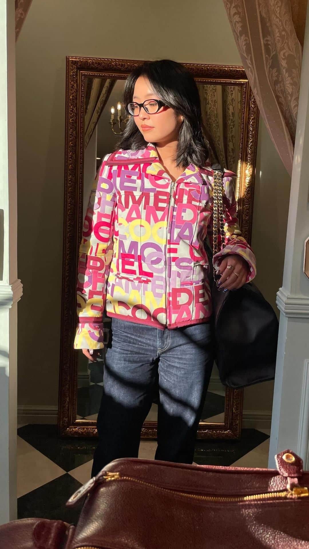 のインスタグラム：「Spice up with pop color puffer jacket🎨  ▼Customer service English/Chinese/Korean/Japanese *Please feel free to contact us! *商品が見つからない場合にはDMにてお問い合わせください   ▼International shipping via our online store. Link in bio.  #tokyovintageshop #오모테산도 #omotesando #aoyama #表參道 #명품빈티지 #빈티지패션 #도쿄빈티지샵  #ヴィンテージファッション #ヴィンテージショップ #chanelvintage #chanel #vintagechanel #chanelclassic #chanellover #빈티지샤넬 #샤넬  #シャネル #샤넬클래식」