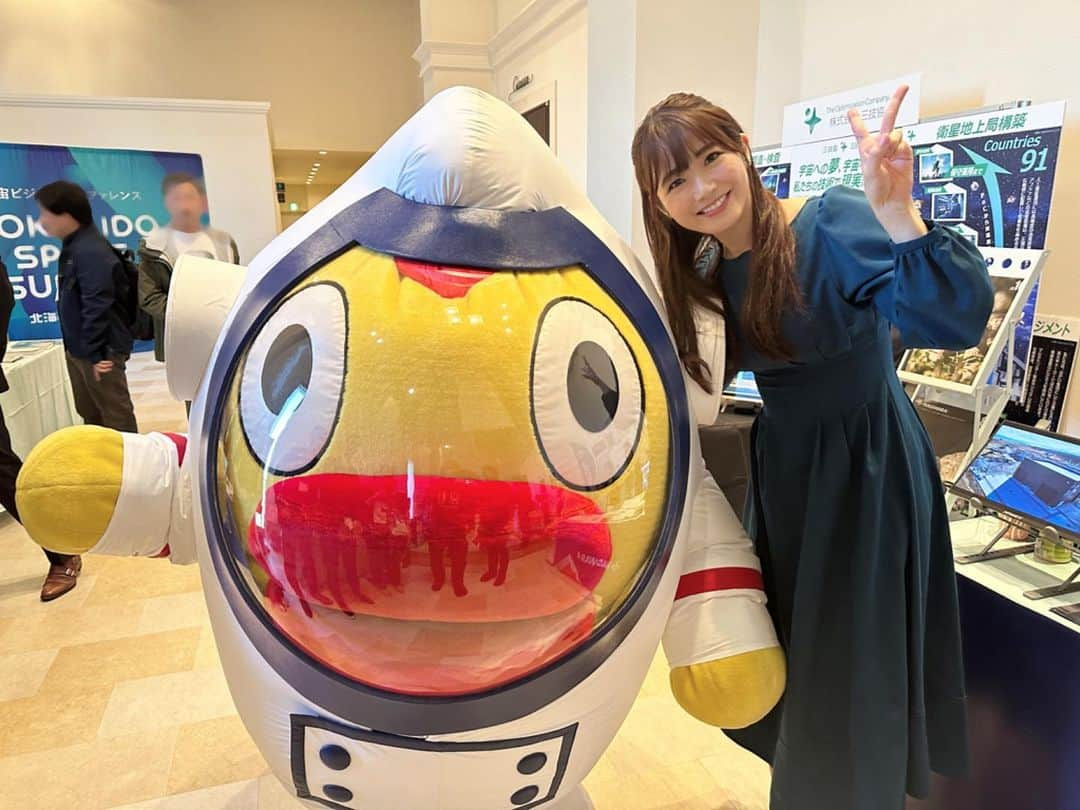 榎本麗美のインスタグラム：「#北海道宇宙サミット @hokkaido_space_summit  物凄い熱気に満ちあふれていました🚀 セッションにもたくさんの人が！！  こんなにも宇宙に向けて情熱があり力を尽くしている方々がいるのならば、日本の宇宙開発・宇宙ビジネスは明るい💫と感動✨  ほんっとに楽しかった〜😍 新しい出会いや視点もいただいて、最高のサミットでした！ 来年の北海道宇宙サミットが既に楽しみ！  出会った方々とのご縁、大切にしたいです！ 皆さんも、『宇宙ビジネス』に興味がありましたら イベントに参加するところから始めてみてくださいね🌟  #宇宙を動かせ #北海道宇宙サミット2023」