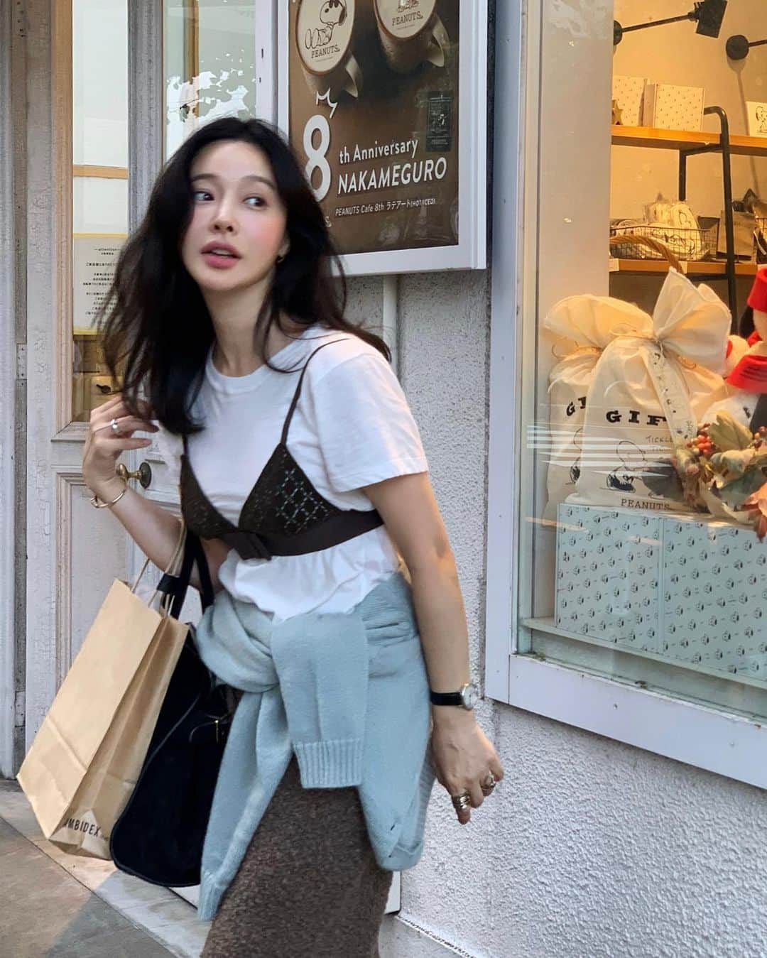 nanaのインスタグラム：「내 인생 가장 힘들었던 도쿄.  비싼 값의 캐리어 하나는 촬영도 못하고 그대로.  오랫동안 안아주던 카우품과 매운 꽃게찜에  다시 힘.  #나나는도쿄여행중」