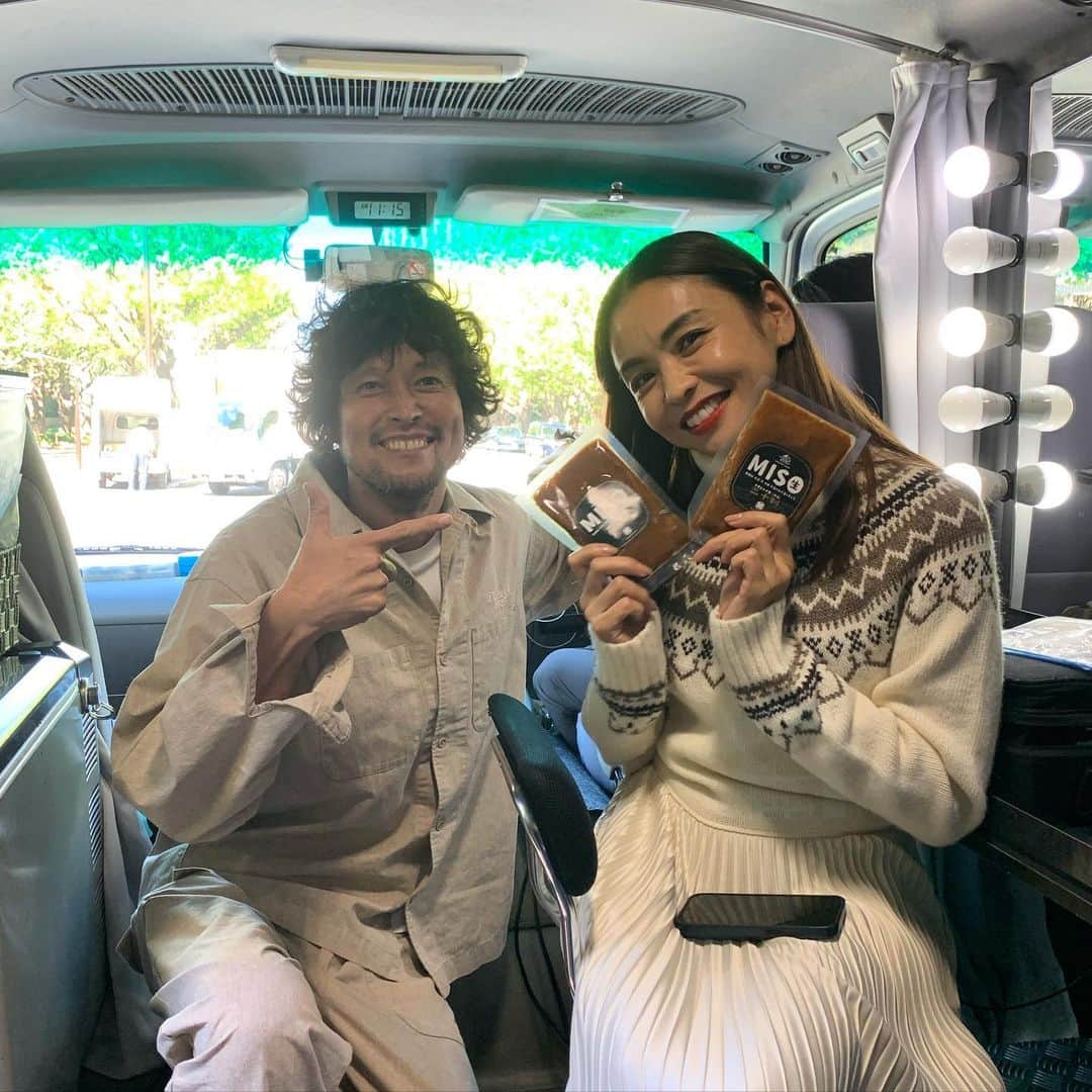 三浦理志のインスタグラム：「今日は @verynavy_official の撮影で、月に2度ほど夫婦役をやらせてもらってる @makikotakizawa と一緒でした。 MARUMI 20割 40割も、料理上手なタキマキの手にかかれば素敵な料理になること間違いなし！ ありがとね〜🙌 @marumimar4  #verynavy #滝沢眞規子 #marumi20 #marumi40 #味噌」