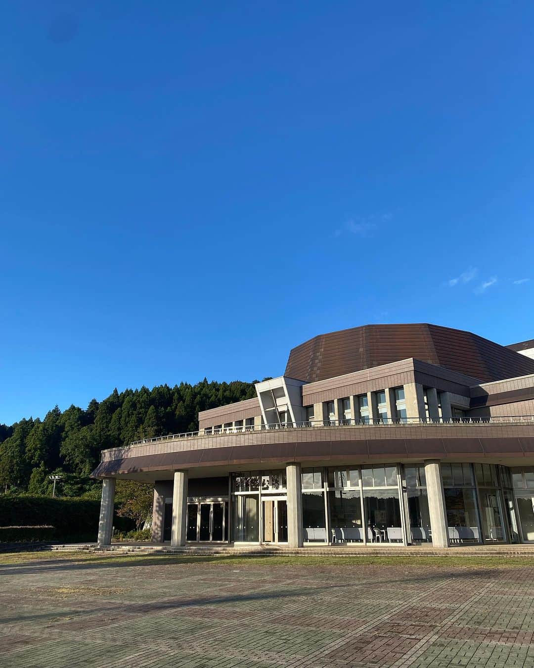 せとたけおのインスタグラム：「能登演劇堂。素敵な建物です。 お芝居好きな方なら、一度は訪れてもらいたい場所です。」
