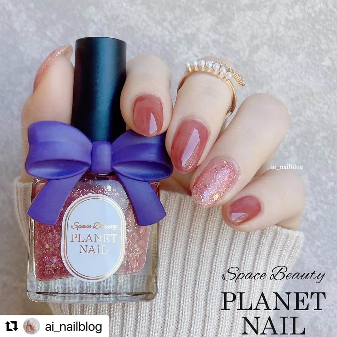 【PLANET NAIL（プラネット ネイル）】公式のインスタグラム：「✰✰✰✰✰✰✰✰✰✰✰✰✰✰✰✰ PLANET Girl🪐 @ai_nailblog さま♡  PLH03 アッシュサタン PLB30 月夜に祈る人魚姫 を使った秋っぽ大人ボルドーネイルデザインをご紹介します🍂💋✨ ╍ ╍ ╍ ╍ ╍ ╍ ╍ ╍ ╍ ╍ ╍ ╍ ╍ ╍ ╍ ╍ ╍  . 秋っぽく深みのあるネイルをやりたかったから ボルドー×ラメでシンプルネイル！ ⁡ アッシュサタンはピンクでそのまま でもかわいいけど...秋っぽさが欲しかったから セピアコートでボルドー感を出しました☺︎ ⁡ ホリデーでコスメとネイルがかわいいのが たくさん発売されるから誘惑がやばい🥹 ୨ෆ୧┈┈┈┈┈┈┈┈┈┈┈┈┈┈┈┈┈┈┈┈┈┈ ୨ෆ୧ ✎プラネットネイル( @planet.jp ) ・アッシュサタン ・月夜に祈る人魚姫 ⁡ ✎フレンドネイル( @friendnail_official ) ・セピアコート ୨ෆ୧┈┈┈┈┈┈┈┈┈┈┈┈┈┈┈┈┈┈┈┈┈┈୨ෆ୧ #プラネットネイル #planetnail  #フレンドネイル #friendnail #ディズニーネイル #ボルドーネイル #ピンクネイル #ラメネイル  #秋ネイル #秋ネイル2023 #秋ネイルデザイン  #ネイルポリッシュ #プチプラコスメ #コスメ  #セルフネイル #selfnail #nailart #美甲 #셀프네일」