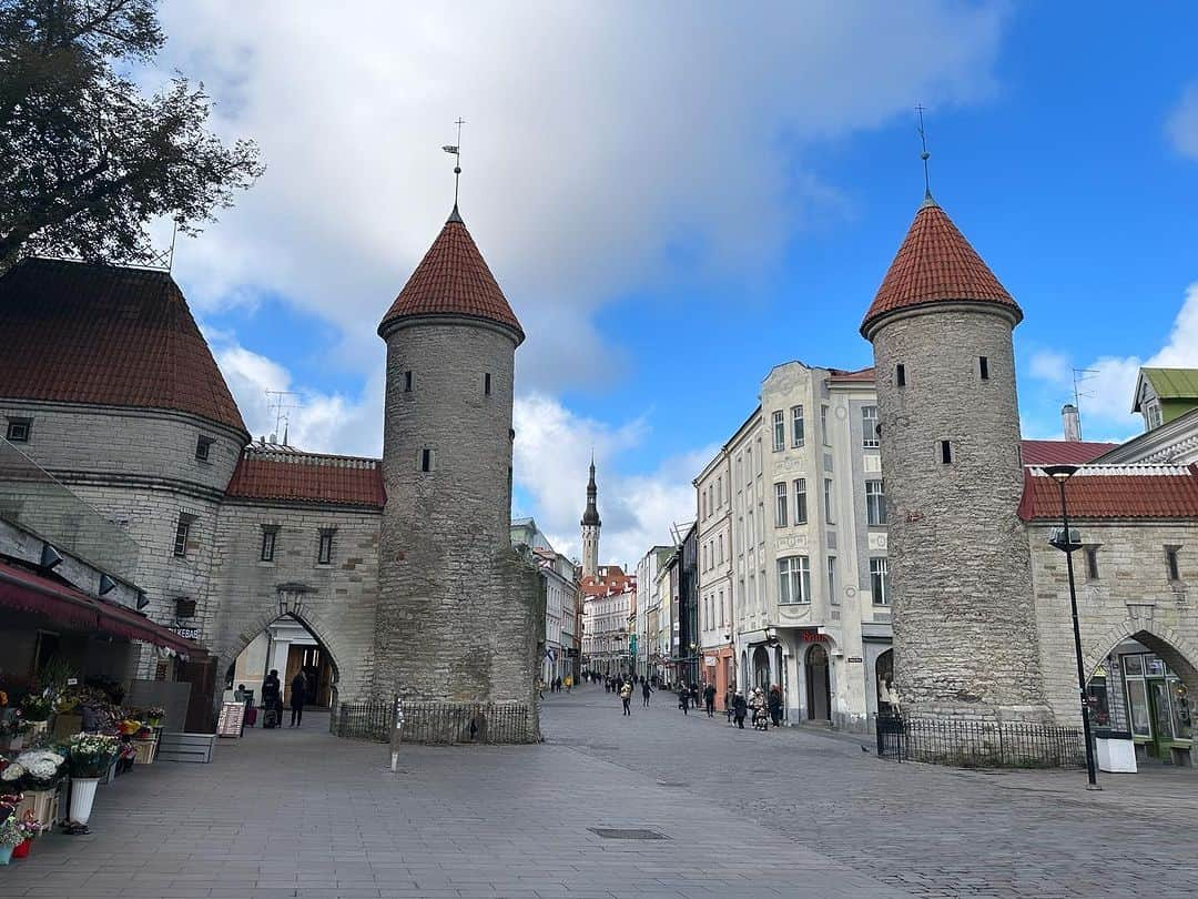 高橋美帆のインスタグラム：「✈️⛴️🇪🇪  ヘルシンキからフェリーで2時間、エストニアの首都タリンへ！ 旧市街は世界遺産に登録されていて、魔女の宅急便のモデルのひとつとも言われています🐈‍⬛  #タリン #タリン旧市街 #タリン歴史地区 #エストニア #エストニア旅行 #ヴィル門 #ラエコヤ広場 #トームペア展望台 #tallinn #estonia #visitestonia #baltijaamaturg  #virugate #海外 #海外旅行 #バルト三国 #世界遺産 #世界遺産巡り #世界遺産を巡る旅 #aitäh」