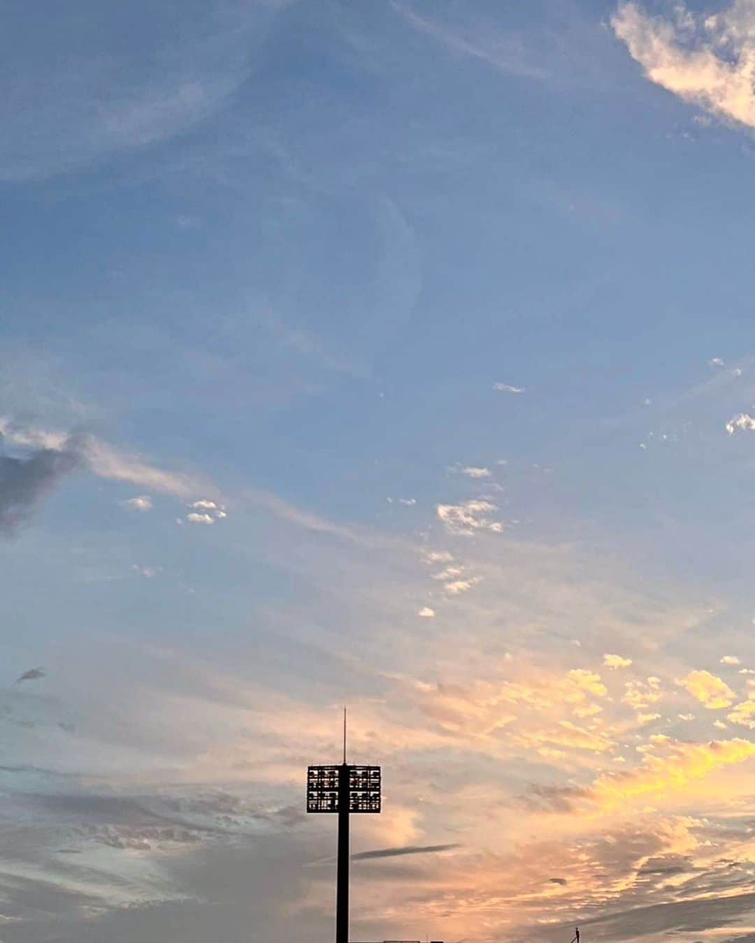 土屋太鳳のインスタグラム：「. とてもおひさしぶりになってしまいました。 私は少しずつ仕事の準備を始めていて 浦島太郎状態と同時に 新しいペースを試行錯誤しています。 想像していた以上に 今までの人生と全く違う種類の時間の速さと、使い方。 たった1秒がすごく大事で１日がすごく早くて。 驚くことばかりですが、 私は幸運なことに いわゆるワンオペではありません。 でも ワンオペといわれる状況になる瞬間もあって、 もし、これが日常的だったら 本当に大変なことだと思います。 畑で言えば、 土や水や日光が足りないのに 野菜や果物を育てなきゃいけない、 というような 難しい状況を続けることになるんだろうなと感じます。 . 私の場合は、近くから、遠くから 理解して心を寄せてくれている家族や友人や 応援して下さる方々がいて 協力もたくさんしてくれているので 心から心から、心から感謝していますが、 感謝するだけではなく、 この気持ちと経験を何かに巡らせられたら、と 漠然とだけれど、思います。 . そういう私が 今、エンターテイメントのお仕事に どんな心や姿勢を込めたらいいのかと ここ最近、ずっと考えていました。 浦島太郎状態で書けなかったという理由もあるけれど テレビを見る時間が増えて その向こうから伝えられる報道の映像が あまりにもショックで… . 私は命をテーマとする作品に 出演することが多いですし、 これからもその世界に取り組みます。 その世界で役として生きている時間は、 心の底から役の苦しさと一緒に生きますが、 報道で伝わる現実の世界には、カットはかからない。 . 国も状況も文化も歴史も民族も違うけれど、 画面の向こうにいる同年代の女性が 「必要だ」と訴えている物は、 私の家にたくさんある物です。 おでかけ用のマザーズバッグにも入ってる。 もし隣にその女性がいたら、「どうぞ使ってください」と すぐ手渡せる物です。 でも、渡せない。 その理由は、遠いからだけじゃない。 . 個人の人間関係の問題でさえ そうなるまでの時間や理由があって 他の人が共有するのは難しいのだから、 国際的な歴史や文化の背景には すさまじく長い時間の中で 本当にいろいろなことが積み重なっていて 詳しく知らない私が簡単に言葉を書くことは するべきではないかもしれないです。 そうは思うけれど…映像を観た感想として一言だけ…。 どうにかならないの？ . どうにもならないかもしれないし 私は映像の向こうの彼女と会えないけれど、 どうにかならないのかと感じていて 心から悲しいことだけは 同じ時代に生きる者としても 命をテーマとする表現に取り組む者としても 書きたいなと思いました。 . どうしたらいいのか分からない気持ちは 続いているけれど、 もうひとり、別のかたがおっしゃっていました。 『SNSで見る風景はどこに行けば見られるんだろう』 ということは、 SNSは見ることが出来るのかもしれない。 昨日、谷村新司さんが旅立たれたニュースに 衝撃を受けましたが、 公開されたメッセージの中の谷村さんの言葉に 『歌と音楽は目に見えないからこそ海も空も超えていく』 という言葉があって、あらためて、 凄いかただったんだと感動しました。 確かに私は24時間テレビを子どもの頃から観てきて 出演も2回させていただいてきた中で、 ラストのほうに「サライ」が流れると なんともいえない熱くて厚い勇気を感じてきました。 海も空も超えた谷村新司さんの歌と音楽は これから時代も超えるんだろうなと思いますが、 映像は目に見えるけれど、 インターネットの世界を通せば 歌や音楽と同じように 海や空や時代を超えていくかもしれません。 実際に、今、海も空も超えて 私が演じた作品と出会ってくださった方々もいらっしゃる。 だったら、いつか届くよう、 魂を込めて演じようと思います。 . もっと更新したかったけれど、 いま感じてる気持ちを どう言葉にしていいか分からなかったから なかなか更新できなくて… 心配していたかたもいらっしゃったでしょうか。 でも今日言葉に出来たので 明日から、また更新します！ 素敵な空や、出会えた大好きなもの、嬉しかったこと、 がんばっていること、困っていることなど 遠くの人とも共有できますよう、願いを込めて。 . 写真は、この間のアメフト観戦での空。 世界のどの場所の空も 子どもたちを笑顔にする空でありますよう。」