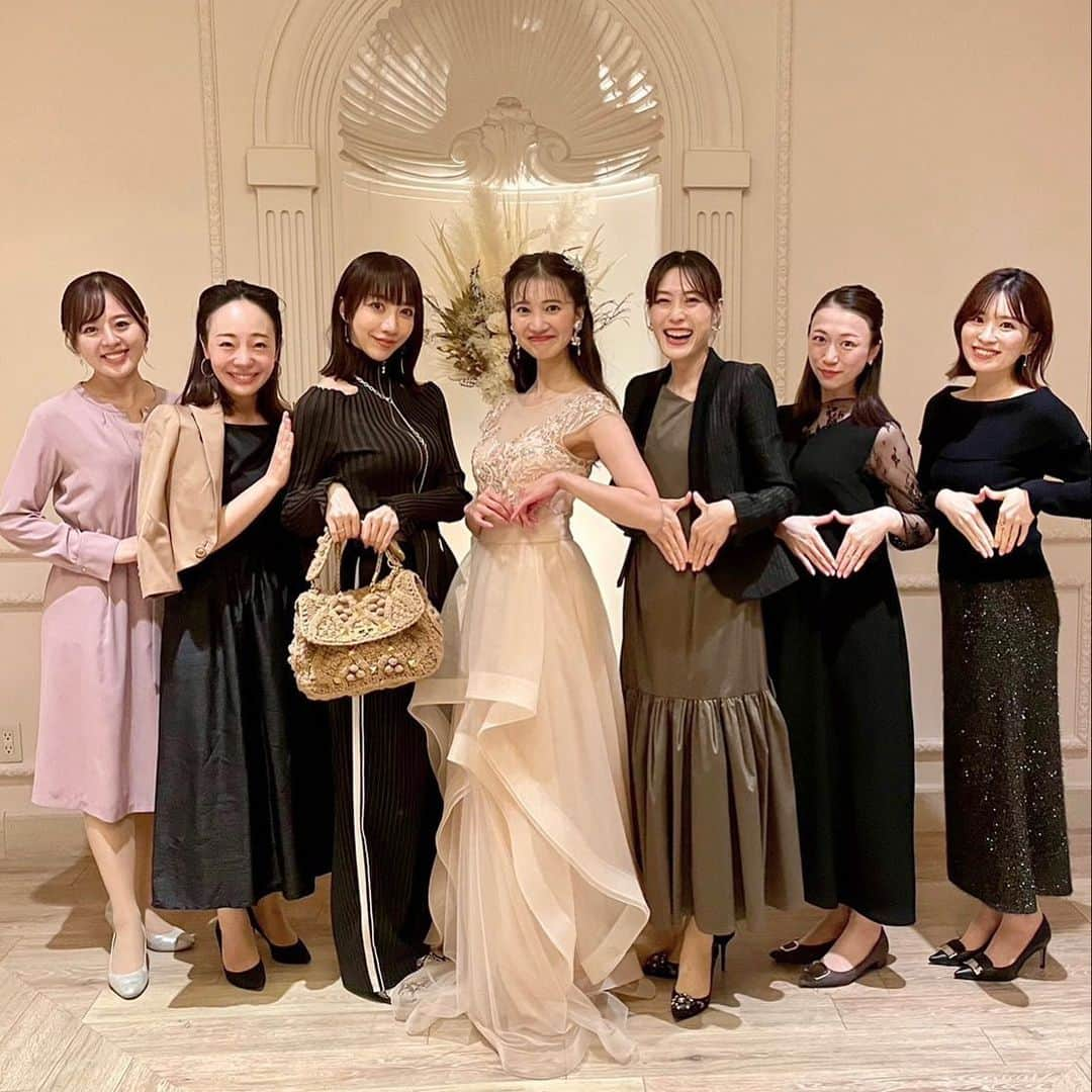 妃白ゆあさんのインスタグラム写真 - (妃白ゆあInstagram)「ねねさんの 20th ANNIVERSARY Dinner Show 『 𝑨𝒊𝒎𝒆𝒓 』 ⁡ 観に伺わせて頂きました💓 ⁡ もう、登場のシルエットから息を呑むとはこういうことか！！！！というほど美しくて🥹🥹✨ やはりねねさん程ドレスを美しく着こなせる方はいないと、毎回思ってしまいます🥲✨✨ ⁡ ⁡ 懐かしい楽曲の数々はもちろん、構成にもトークにもねねさんの宝塚への想い、舞台への想いが詰まっていて、何度もウルウルきてしまいました🥺💓 可愛い過ぎて美し過ぎて、目も耳も心も至福過ぎる時間でした🥹❤️❤️ ⁡ 何度も話しているけれど、私が宝塚受験を目指したきっかけは89期さんの初舞台で、その時からみていたねねさんが、組み替えで星組に来て下さったことが嬉しくて、星組でのトップ娘役としてずっと背中を見させて頂いていた6年があって、そして今年の頭には再びミュージカルでご一緒することが出来て❤️❤️  ずっと学ばせて頂いています🥺✨ 今もこうしてご縁が続いていて... 本当に幸せです🥹❤️❤️ ⁡ ⁡ ⁡ 当時の星組でご一緒した方々とも一緒にディナーも出来て、本当大好きな人達ばかりすぎて😭楽し過ぎる時間でした☺️🫶🏻✨ ⁡ #夢咲ねね さん @yumesaki__nene  #美弥るりか さん @rurika_miya_official  #如月蓮 さん @kisaragi.ren2  #南風里名 さん @りぃさん #真衣ひなの さん @hinano_mai  #美都くらら さん @kurara.mito」10月17日 13時37分 - yua_hishiro