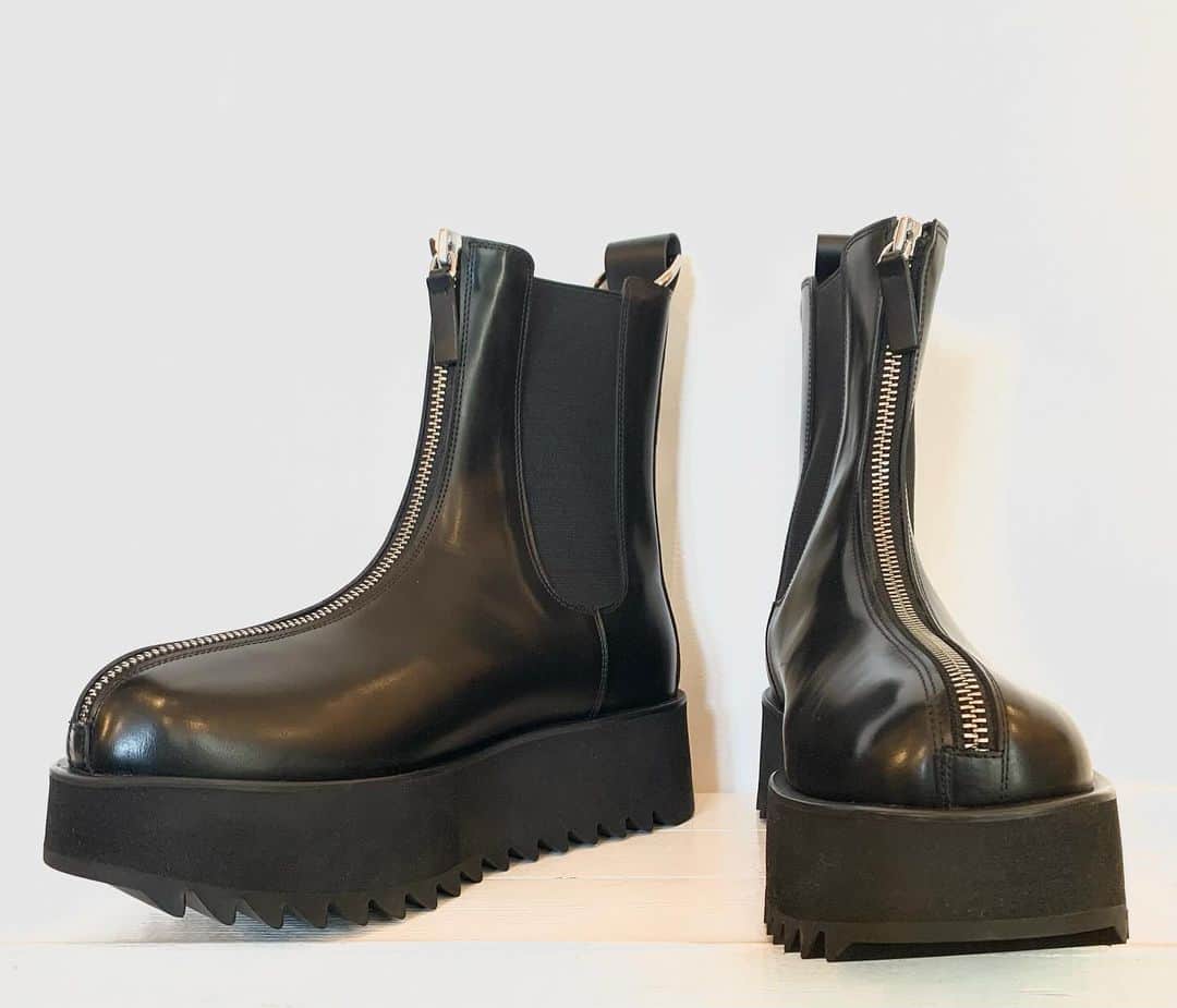 のインスタグラム：「新作SIDE GORE ZIP BOOTS、本日から店頭、今週末からofficial webshopにてオーダー開始ですので宜しくお願い致します😊👢🏬💻  @tears_of_swan  #tearsofswan  #sidegoreboots  #zipboots  #サイドゴアブーツ  #zipブーツ #11月中旬発送開始」
