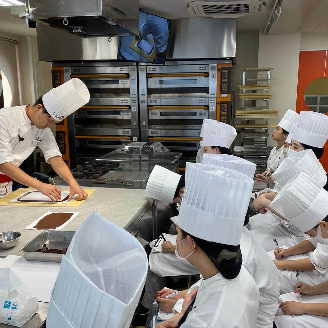 東京ベルエポック製菓調理専門学校さんのインスタグラム写真 - (東京ベルエポック製菓調理専門学校Instagram)「パティシエ科、パティシエ実践科2年生のヴァローナジャポン様の講習会‼️  3回目の授業となる今回は、テンパリングとピエスモンテについて勉強、制作しました👏🍫  チョコレートへの理解と興味が深まった貴重な体験授業でした〜✨✨  #valrhona #valrhonachocolate #ヴァローナ #ヴァローナジャポン #ヴァローナチョコレート #業界コラボ #ピエスモンテ #チョコ細工 #細工  #東京ベルエポック製菓調理専門学校 #パティシエ #パティシエ科 #パティシエ実践科 #専門学校 #進路 #お菓子作り #専門学生 #製菓実習 #製菓専門学校 #専門学生の日常 #プロを目指す #製菓 #将来の夢 #パティシエの卵 #お菓子作り好きな人と繋がりたい #パティシエール #スイーツ好きな人と繋がりたい #楽しい学校 #製菓学生 #お菓子作り記録」10月17日 13時46分 - belleseika