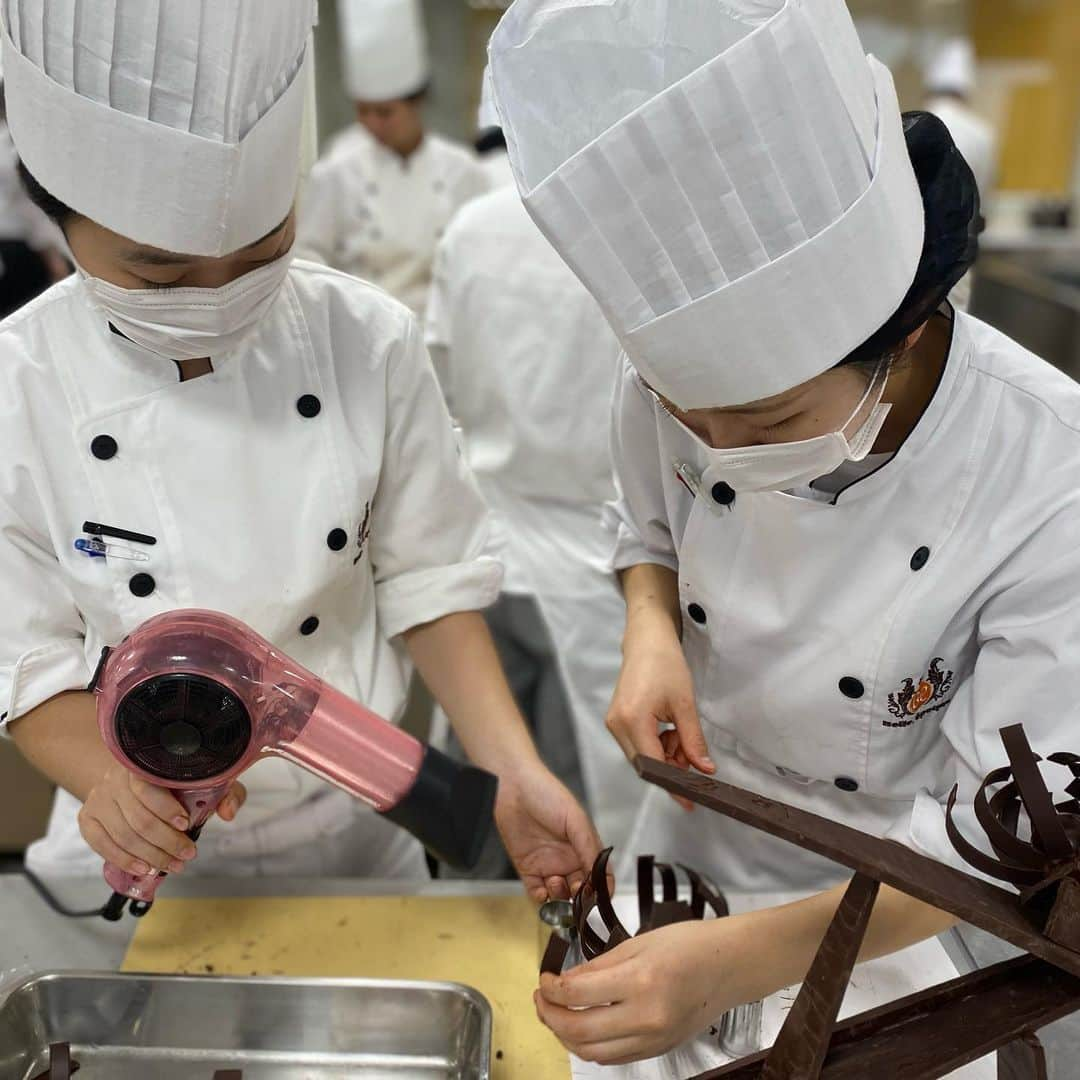 東京ベルエポック製菓調理専門学校さんのインスタグラム写真 - (東京ベルエポック製菓調理専門学校Instagram)「パティシエ科、パティシエ実践科2年生のヴァローナジャポン様の講習会‼️  3回目の授業となる今回は、テンパリングとピエスモンテについて勉強、制作しました👏🍫  チョコレートへの理解と興味が深まった貴重な体験授業でした〜✨✨  #valrhona #valrhonachocolate #ヴァローナ #ヴァローナジャポン #ヴァローナチョコレート #業界コラボ #ピエスモンテ #チョコ細工 #細工  #東京ベルエポック製菓調理専門学校 #パティシエ #パティシエ科 #パティシエ実践科 #専門学校 #進路 #お菓子作り #専門学生 #製菓実習 #製菓専門学校 #専門学生の日常 #プロを目指す #製菓 #将来の夢 #パティシエの卵 #お菓子作り好きな人と繋がりたい #パティシエール #スイーツ好きな人と繋がりたい #楽しい学校 #製菓学生 #お菓子作り記録」10月17日 13時46分 - belleseika