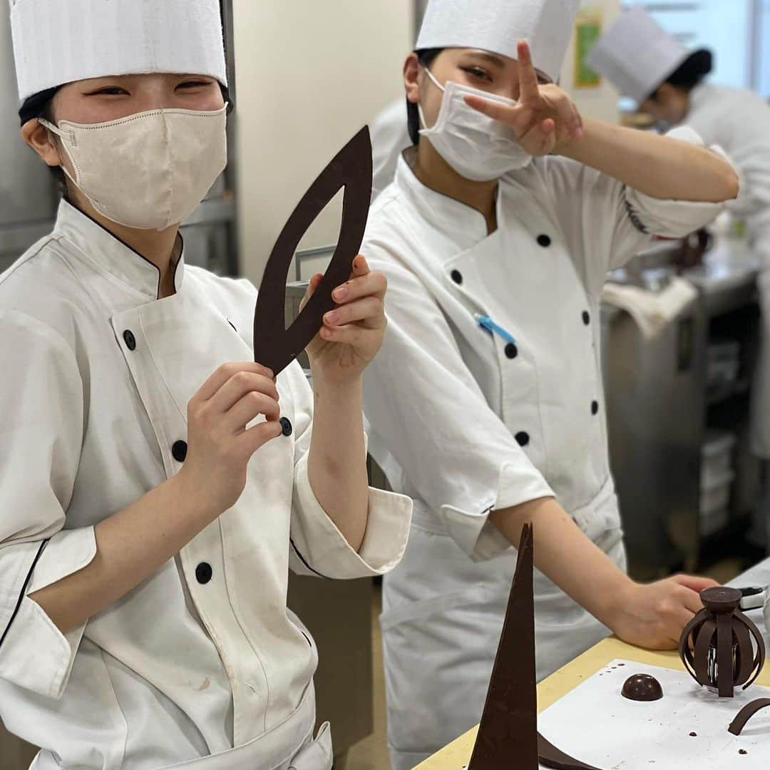 東京ベルエポック製菓調理専門学校さんのインスタグラム写真 - (東京ベルエポック製菓調理専門学校Instagram)「パティシエ科、パティシエ実践科2年生のヴァローナジャポン様の講習会‼️  3回目の授業となる今回は、テンパリングとピエスモンテについて勉強、制作しました👏🍫  チョコレートへの理解と興味が深まった貴重な体験授業でした〜✨✨  #valrhona #valrhonachocolate #ヴァローナ #ヴァローナジャポン #ヴァローナチョコレート #業界コラボ #ピエスモンテ #チョコ細工 #細工  #東京ベルエポック製菓調理専門学校 #パティシエ #パティシエ科 #パティシエ実践科 #専門学校 #進路 #お菓子作り #専門学生 #製菓実習 #製菓専門学校 #専門学生の日常 #プロを目指す #製菓 #将来の夢 #パティシエの卵 #お菓子作り好きな人と繋がりたい #パティシエール #スイーツ好きな人と繋がりたい #楽しい学校 #製菓学生 #お菓子作り記録」10月17日 13時46分 - belleseika