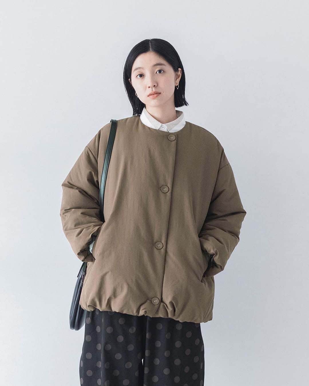 ナチュランのインスタグラム：「【 nop de nod 】雨の日も晴れの日も♪撥水加工を施した中綿コート  ・  小さな心遣いを忘れずに、リラックスできる洋服を提案している「nop de nod」より、新作の中綿コートが届きました。  今回ご紹介するのは、ファッション性も実用性も兼ね備えた撥水加工が施されたこだわりの一着です。  モデル身長：167cm @omiyuno  ----------------------------- 　nop de nod -----------------------------  ■ノーカラー中綿ショートコート ￥15,400 ブラック[ 注文番号：NDN-4A83-4048-A ] ライトブルー[ 注文番号：NDN-4A83-4048-B ] モカ[ 注文番号：NDN-4A83-4048-C ]  -----------------------------  ▶️商品詳細やお買い物は写真のタグをタップ またはプロフィール（@natulan_official）から 「ナチュラン」のサイトにアクセスして 注文番号や商品名を検索してみてくださいね。  #lifewear #fashion #natulan #今日のコーデ #コーディネート #ファッション #ナチュラル #ナチュラン #日々の暮らし #暮らしを楽しむ #シンプルライフ #シンプルコーデ #大人女子 #大人カジュアルコーデ #アウター #アウターコーデ #撥水 #コート #ショート丈 #ノーカラーコート #秋冬コーデ #秋冬ファッション #秋コーデ #ノップドゥノッド #nopdenod #natulan_official.」