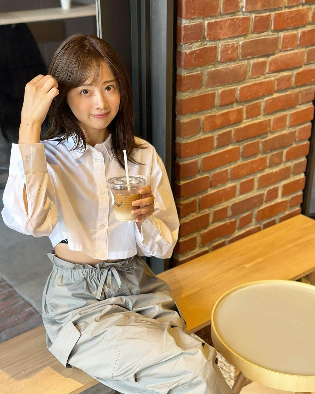 熊江琉唯さんのインスタグラム写真 - (熊江琉唯Instagram)「カフェコーデ☕️🤎  今日はマニッシュな感じで🤓 お洋服タグ付けしてます🏷️  ちなみに、 1〜3枚目がiPhoneカメラ 4〜6枚目がアプリカメラ なんだけどアプリで撮った写真の服の素材って硬そうだよね、、笑 陰影がパキッとしてるからかな、伝わりますか？😂  #fashion #ootd #outfit #akiiiclassic #midiumisolid #今日のコーデ #カジュアル #カジュアルコーデ #大人カジュアル #マニッシュ #韓国コーデ」10月17日 13時44分 - ruikumae