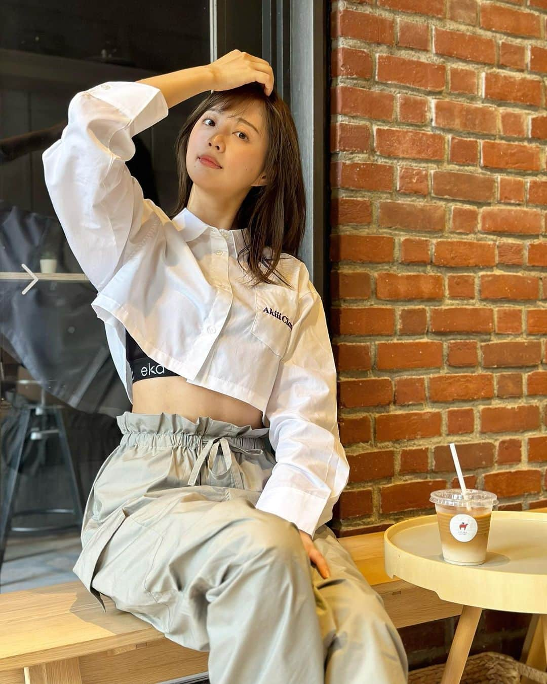 熊江琉唯さんのインスタグラム写真 - (熊江琉唯Instagram)「カフェコーデ☕️🤎  今日はマニッシュな感じで🤓 お洋服タグ付けしてます🏷️  ちなみに、 1〜3枚目がiPhoneカメラ 4〜6枚目がアプリカメラ なんだけどアプリで撮った写真の服の素材って硬そうだよね、、笑 陰影がパキッとしてるからかな、伝わりますか？😂  #fashion #ootd #outfit #akiiiclassic #midiumisolid #今日のコーデ #カジュアル #カジュアルコーデ #大人カジュアル #マニッシュ #韓国コーデ」10月17日 13時44分 - ruikumae