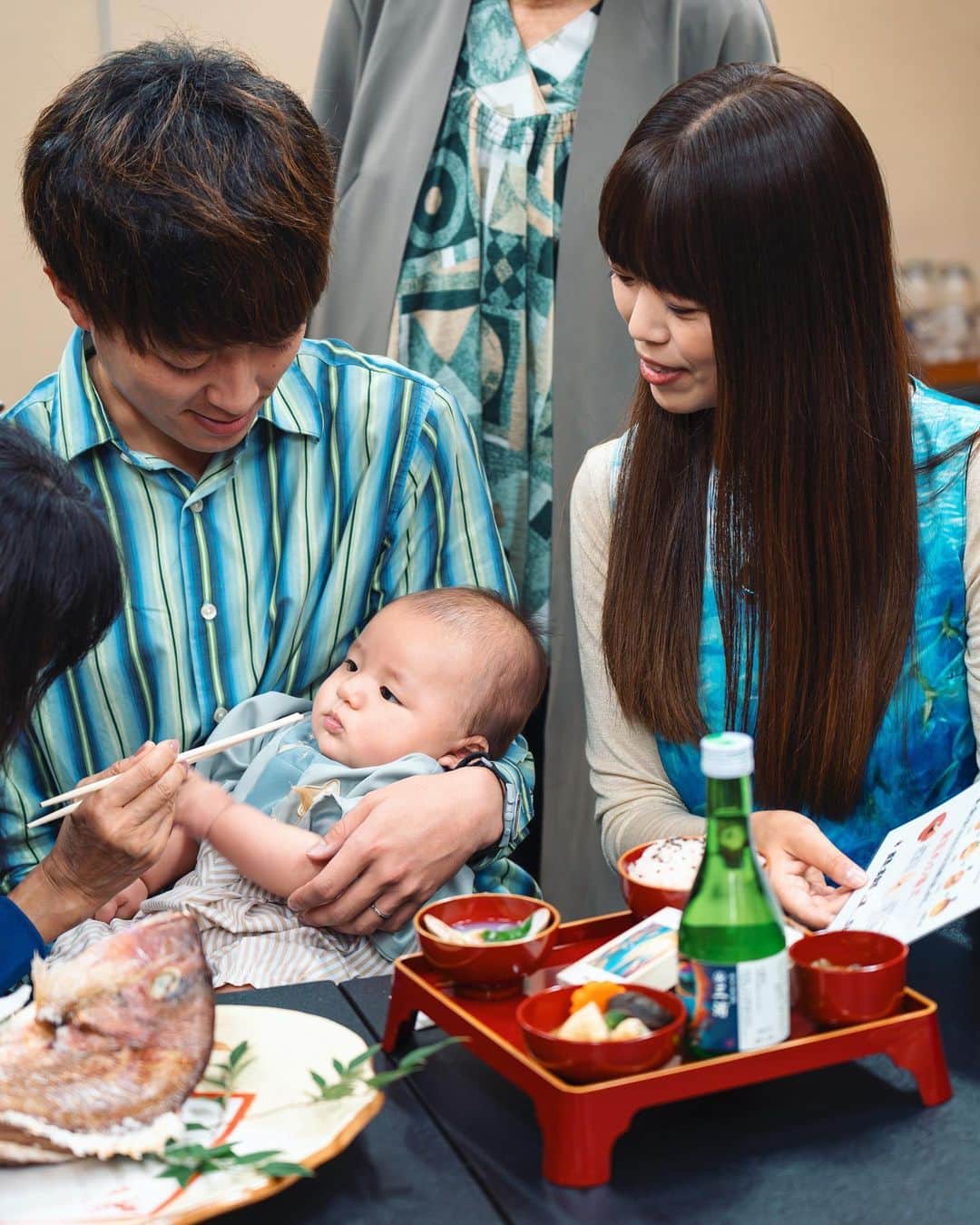 小林舞香さんのインスタグラム写真 - (小林舞香Instagram)「息子 @koochan0709 のお食い初めのお祝いを鮮魚・宴会場 三浦@sengyo_miura で行いました。  生後100日目に行われるお食い初めは、赤ちゃんが初めて固体食品を口にする儀式で、その成長と健康を祝います。通常、ご飯、味噌汁、鯛の料理、卵焼きなどが使われ、これらは日本の伝統的な食事の要素とされています。この儀式は、日本の文化において大切な瞬間であり、赤ちゃんの幸運や健康を願うだけでなく、家族や親戚が集まり絆を再確認する機会として愛されています。  とても立派な鯛とお食い初め膳、そしてお祝いの料理の数々。本当に素晴らしいお祝いでした。  Photography and editing are done by @hikaru.studio9   #生後3ヶ月 #お食い初め膳 #family #3monthsoldbaby #0yearold #borninJuly #parenting #baby #kokobabygram #soreikebaby #お食い初め #お食い初めコーデ #7月生まれ #成長記録 #育児記録 #babyboy #男の子baby #ベビスタグラム #赤ちゃん服 #むすこーで #男の子コーデ #赤ちゃん写真 #0歳 #新生児 #令和5年ベビー #2023年ベビー#ママスタグラム #赤ちゃんのいる生活#赤ちゃんのいる暮らし   @baby_.outfit._ @famsbaby @kokobabygram」10月17日 13時53分 - maikyarian