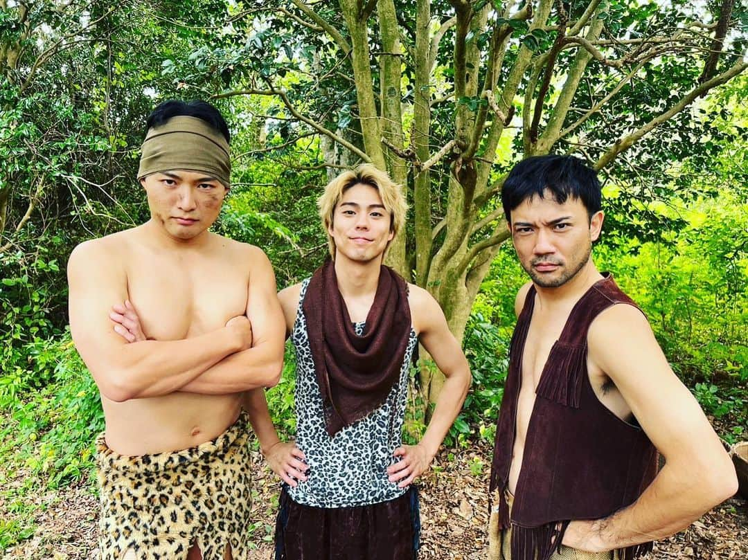 小野塚勇人のインスタグラム：「本日10/17(火)24:15〜放送される、#テレビ朝日「イワクラと吉住の番組」に#劇団EXILE より小澤雄太・小野塚勇人・八木将康が出演致します！！  「イワクラと吉住の番組」は、 独特な感性を持つ蛙亭のイワクラさんとピン芸人の吉住さんが、街の人々が抱える“小さな悩みや秘密”を聞いて本音で語り合うトークバラエティーです！！  本日、小澤・小野塚・八木はドラマパートに出演致します！  めっちゃふざけてます。笑  お時間がある方はぜひご覧ください！！  【テレビ朝日「イワクラと吉住の番組」】 ■放送日 　本日10/17(火) ■時間 　24:15〜24:45  ■出演 　#イワクラ #蛙亭  　#吉住 ■ゲスト出演 　#小澤雄太 　#小野塚勇人  　#八木将康 　ほか    #原始人」