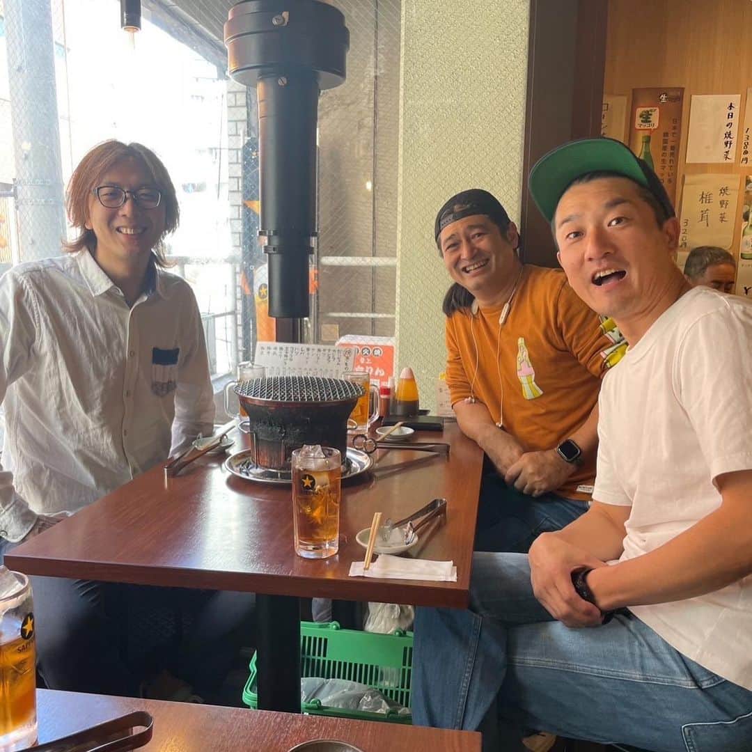 矢部太郎さんのインスタグラム写真 - (矢部太郎Instagram)「品川ヒロシさん監督の『OUT』ひと足先に見させてもらいました！カッコよくて、たくさん笑って、グッときて、最高でした！！主演の倉くんはEテレの歌のおじさんのドラマで一緒だったのでなつかしかったです。強い倉くんもすごい良かったです！主人公が焼肉屋で働いているので焼肉が食べたくなる映画でみんなで焼肉ランチでした！映画の影響で気が大きくなってライス小じゃなくて中を頼みました！ #OUT #品川ヒロシ #映画」10月17日 13時59分 - ttttarouuuu