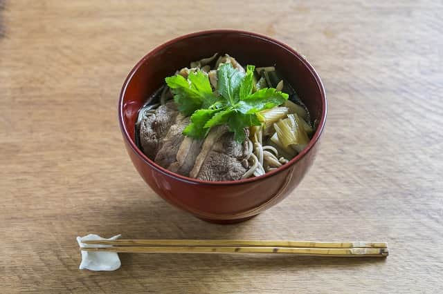 暮らし上手のインスタグラム：「今日の晩ごはんに『秋の鴨南蛮』はいかがですか？  塩山奈央さんの『秋の鴨南蛮』は、自宅で手軽に作れる鴨南蛮。 肌寒くなってくると食べたくなる、鴨南蛮。きのこを加えて秋の味に仕立てます。鴨肉ときのこの旨味が合わさり、滋味深い味に。ダシ汁いらずなので、手軽に作れます。  ------------------------------ 調理時間：25分  材料 （ 2人分 ） そば …２人分 鴨むね肉薄切り …100g 長ねぎ …１本 まいたけ …１パック（100g） A 醤油、みりん …各大さじ３ 酒 …大さじ２ 水 …400ml サラダ油 …少々 三つ葉 …適宜  ------------------------------  レシピの詳細はプロフィールリンクから！  #Kurashi #暮らし上手 #晩ごはん #レシピ #簡単レシピ」