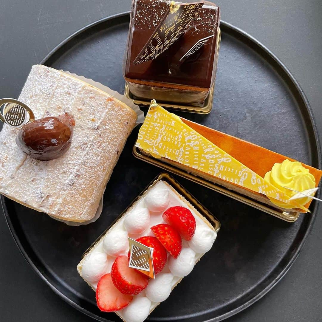 吉井明子のインスタグラム：「🍰🧁🍰 ことしの誕生日当日のケーキは 資生堂パーラーに @shiseido_parlour  一年分食べた！笑  #ケーキ #🎂 #🍰 #資生堂パーラー #気象予報士 #気象キャスター #weatherforecaster #기상캐스터　#氣象主播」