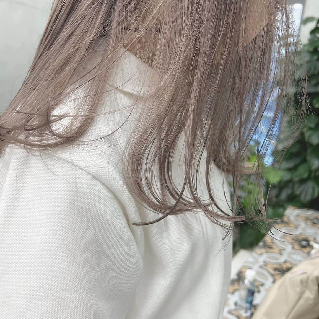 兼井遼のインスタグラム：「ミルクティーグレージュ＊  柔らかくほつれるヘア😌  ツヤのある 暗くても透明のある カラーならお任せください☺️  10月のご予約も まだまだお取りできます🙇🏻  ご質問などは コメントにてお問い合わせください！😌  #ケアカラー  #ヘアアレンジ  #ケアダブルカラー  #巻き方  #髪質改善カラー  #イルミナカラー  #ミルクティーベージュ #グレージュ  #ケアブリーチ  #ハイライトカラー  #ハイトーンカラー  #ブリーチ  #ダブルカラー   #インナーカラー  #オリーブアッシュ  #グラデーションカラー  #グレージュカラー  #ツヤトーン  #パーマ  #艶髪  #外国人風  #髪質改善トリートメント  #くびれヘア  #シースルーバング  #髪質改善  #ラベンダーグレージュ  #オリーブグレージュ  #トリートメント  #ヘアアクセサリー　#インナーハイライト」