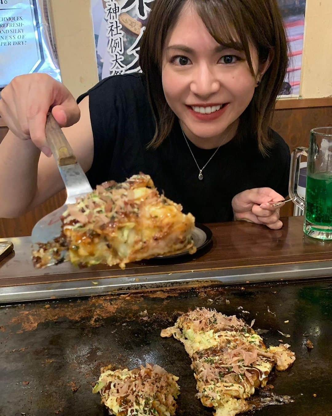 千葉真由佳さんのインスタグラム写真 - (千葉真由佳Instagram)「【東京散歩🚶‍♀️in浅草】 お好み焼きともんじゃが食べたくて 浅草周辺を散策〜🌼 まだ少し暑かったので メロンソーダが体に染みました🍈  かっぱ橋道具街という商店街には あちこちにカッパたちが👀❣️ いろんな表情の子がいて可愛い😍  浅草寺も久しぶりに訪れました。 着物で散策している方が多くて華やか！ 次回着てみたいなぁ〜👘  スイーツも忘れずに...🍡 妹が食べたがっていた 甘味みつやの白玉だんご❣️ 温かいのを選んで もち本来の優しい甘みを楽しみました😊  秋は散歩がはかどる〜✨  #東京散歩#浅草グルメ  #浅草もんじゃ#てっちゃん #かっぱ橋道具街 #浅草寺#浅草スイーツ #甘味みつや#🍡 #フリーアナウンサー#千葉真由佳 #asakusatemple  #japantrip#tokyotrip」10月17日 14時05分 - mayuka.chiba