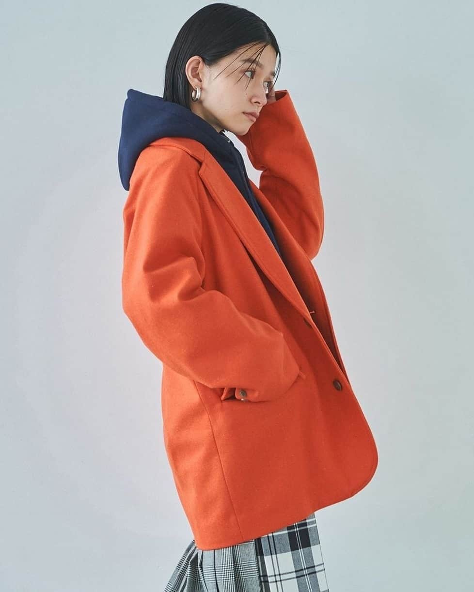 のインスタグラム：「＜kinoko.さん × GLR or＞コラボレーションアイテムをスタッフコーデを交えてご紹介！  WEB限定ライン＜GLR or（ジーエルアール オア）＞と、SNSを中心に活躍するファッションクリエイター kinoko.さん監修によるコラボレーションは、 古いものも新しいものも愛するkinoko.さんがファッションのアーカイブを紐解き、今気になるテイストを詰め込んだ、ユニセックスでキャッチーなコレクション。 第三弾は、注目のファイヤーマンコート、アウターとしても楽しめる起毛テーラードジャケット、旬のハーフジップニットをご用意しました。  メンズスタッフ、ウィメンズスタッフがサイズ違いでコーディネートを組みました。 kinoko.さんをご参考に、古着ライクなコーディネートにするのも素敵なアイテムです。 ぜひチェックしてみてください。  【COLLABORATION ITEM】 ▼起毛テーラードジャケット 価格：￥14,850 品番：3222-699-0464 （オレンジ）・3222-699-0465 （チェック柄） カラー：オレンジ・チェック サイズ：S・M・L  ▼ハーフジップニット 価格：￥7,920 品番：3213-699-1388 カラー：オフホワイト・ブリック・ネイビー サイズ：S・M・L  ▼ファイヤーマンコート 価格：￥18,150 品番：3225-699-3715 カラー：イエロー・オリーブ・ネイビー サイズ：S・M・L  @kinoooooooko3 #greenlabelrelaxing #グリーンレーベルリラクシング #glror #オア #glr23aw #recommendeditem #mensfashion #メンズファッション #ユニセックス #ユニセックスブランド #ユニセックスファッション」