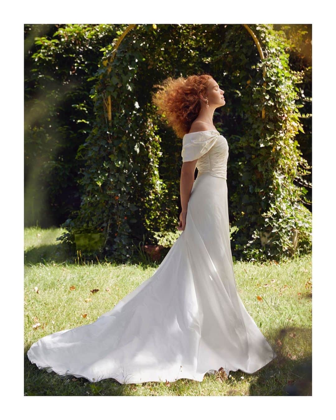 NOVARESE Dress Officialのインスタグラム：「⁡ タフタ製のドレスは、取り外し可能なスリーブを肩にかけて半袖風に 写真のように、オフショルダー風にもお召しいただけるドレスです ⁡ お問い合わせ、試着予約は、お近くのノバレーゼまで ⁡ Dress: EPNV101 (Novarese) @novaresewedding  ⁡ #ノバレーゼウエディング #ノバレーゼ #ノバレーゼドレス #プレ花嫁 #東京花嫁 #関西花嫁 #名古屋花嫁 #広島花嫁 #福岡花嫁 #ウエディングドレス #ノバレーゼ花嫁 #novaresewedding #novarese #novareseexclusive」