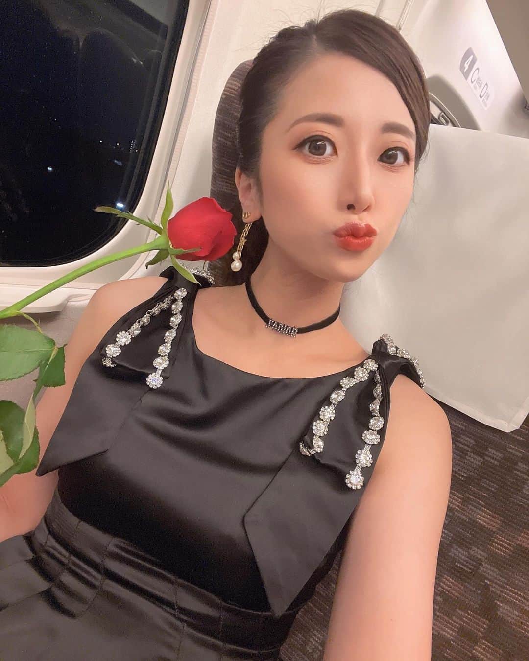 立花セリのインスタグラム：「黒いドレスに赤いバラ🌹美味しいディナーで幸せいっぱい😘💓新幹線𓂃🥀𓈒𓏸」