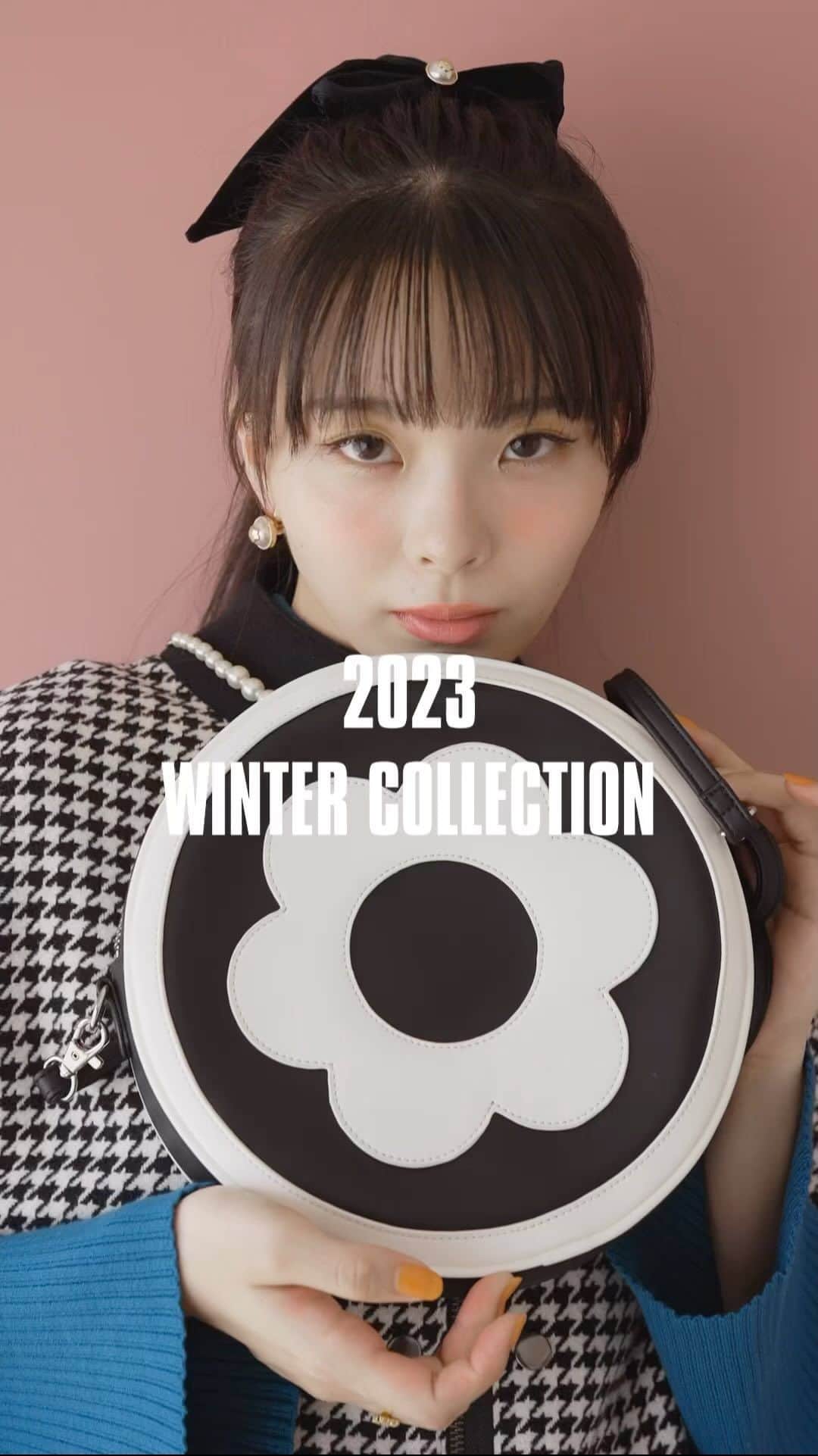 MARY QUANT officialのインスタグラム：「- MARY QUANT WINTER COLLECTION feat.kawaguchi Yurina - Kawaguchi Yurina が魅せる MARY QUANTの WINTER COLLECTION - 秋に引き続きMARY'S "FUN"TASYをテーマに コーデや組み合わせを自由にカスタムできる MARY QUANTならではのラインナップ 冬を彩る素材や柄で自分らしいルックを楽しんで - COMING SOONアイテムも一足早くご紹介 ぜひCHECKを！ #アイコンデイジーバイカラースニーカー は オンラインショップにて11月下旬以降展開予定 - MODEL:@kawaguchi_yurina_official - #MARYQUANT #2023WINTER #NEWITEMS #FASHION #マリークヮント」