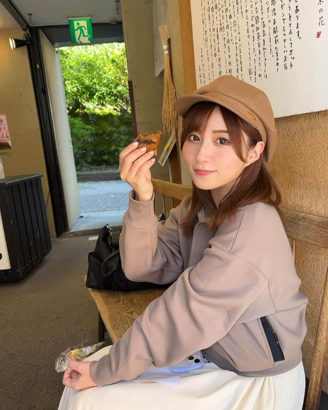 のインスタグラム：「♨️  箱根に行ってきたよ◡̈  最近忙しかったから ご褒美旅行に✨  毎回恒例の 温泉まんじゅうにぱくついてたら まりさんが撮ってくれた☺️✨  ふいに撮ってもらうことって あんまりないから ポッケになんか入ってるし めちゃくちゃプライベート感あるけど🤣 好きな写真です🤳  沢山写真撮ったり 撮ってもらったりしたから これから載せていくね☺️  あとはまた話すけど ファンクラブにも 開設したら載せようと思って 沢山撮った🥳」