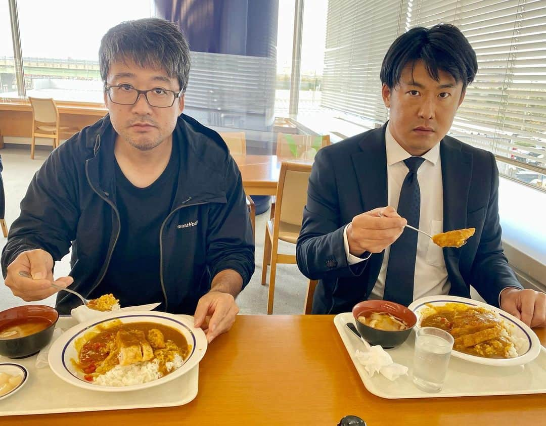 新山大のインスタグラム：「さわやとにいやまとカツカレー🍛  #RAB企画さんのお仕事 #ふざけちゃだめなお仕事 #あおもり子育て調査隊 #お昼ご飯 #東奥日報社食 #カツカレー #590円 #激安 #真顔 #寺井さんに撮ってもらいました」