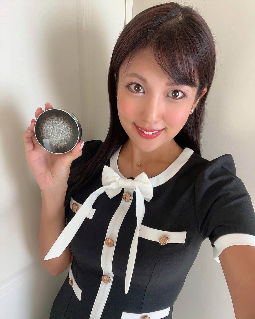 のインスタグラム：「#クッションファンデーション だよ💖👼🏻☘‪💖✨️ SPF50+/PA+++  カラー展開は1色のみで、塗ってから時間が経っと自分のお肌の色に馴染んでくるよ︎🥰💕︎  薄づきでトーンアップするよ︎🥰💕︎  🌸特徴 *  ベタつきなしの超密着 *  24hうるおいを持続 *  ニキビ、シミなどしっかりとカバー *  保湿＆潤い効果 *  肌弾力やしわ改善  楽天市場では2000円OFFクーポンがでているよ🌸✨️  自然な水光肌に導き、様々な肌悩みを手軽にカバーしてくれるよっ💖👼🏻‪🌈💖✨️  #PR @a__style.official」