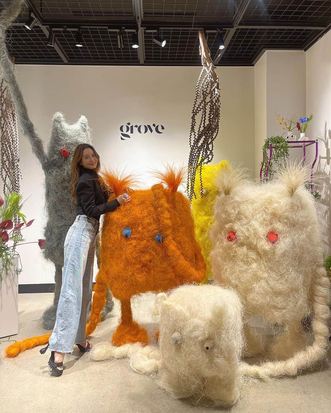 野崎萌香のインスタグラム：「@grove.flower のPOPUPの パーティーに行ってきました🪻✨🩷🪅🌼👾  パーティーで会ったみんなが、なんと @pensees_jewelry つけてくれていて嬉しくて 思わずみんなの手元をパシャパシャ撮ってみたよ💎🐈🩷  22日までトランクホテルで @grove.flower のPOPUPやってるよ！  可愛い👾にみんな会いにいってね🥹」