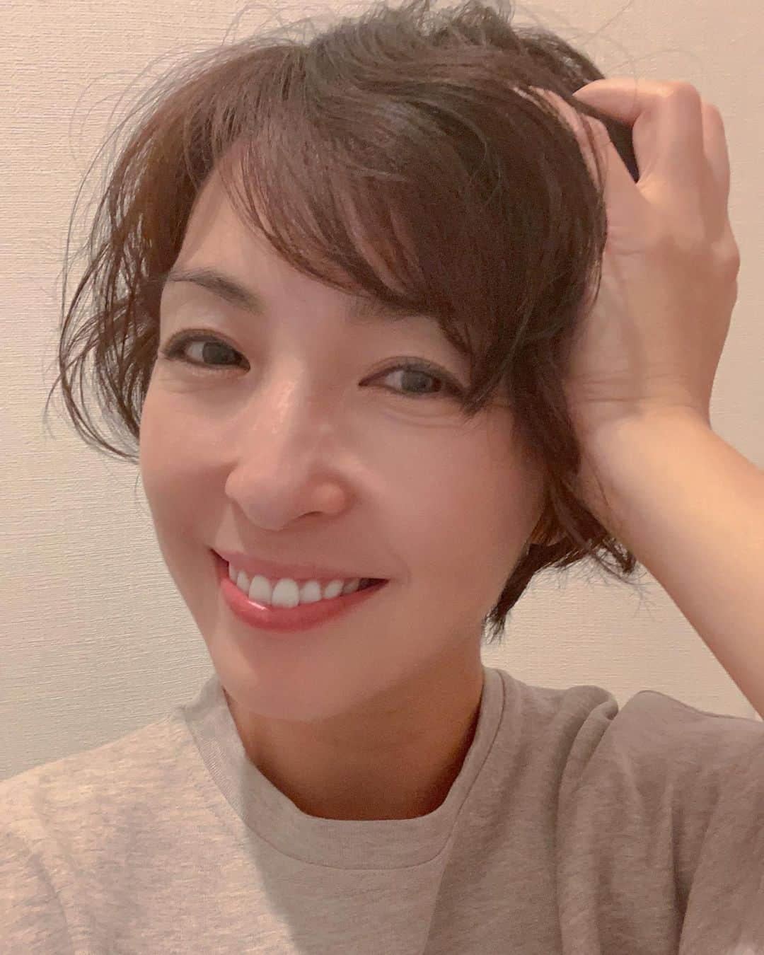 蒲生麻由のインスタグラム：「New Hairstyle 💇‍♀️  マンネリ化してたヘアスタイル、 思い切ってパーマをかけて変えてみました❣️  昔からトップとサイドにボリュームがないのが悩み。 猫っ毛だし、年齢的にも髪は痩せてきて、 よりボリュームダウンしてくるし、 変わり映えしないショートスタイル も正直飽きてた💦  結果、パーマかけて正解ー💕 朝の寝癖がひどいのと、 息子たちの評判がなぜか悪いのですが、 しばらく新鮮な気分で ヘアスタイルを楽しめそうだし、 自分的には満足です😚  #アラフォーヘアスタイル  #ヘアスタイル  #ヘアスタイルショート  #ショートヘア  #40代ヘアスタイル  #ショートパーマスタイル  #ショートヘアアレンジ」