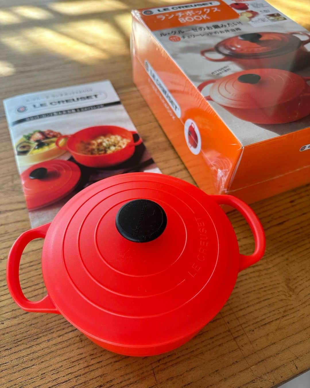 黄川田としえのインスタグラム：「\\📢お知らせ// 宝島社さんから LE CREUSET(R)［ル・クルーゼ］ココット・ロンド型 ランチボックスBOOKが発売中です。  こちらで5日分のお弁当レシピとスタイリングを担当しています。赤いお鍋そっくりのお弁当箱。ル・クルーゼファンの皆様はもちろん、可愛いお弁当箱をお探しの方もぜひチェックしてみてください☺︎  photo/高橋ノボルさん（料理）  #ルクルーゼ #lecreuset  #lunchbox  #お弁当箱 #黄川田としえ#tottorante」