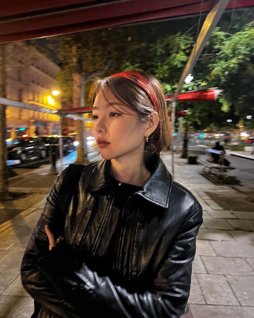 キム・グリームのインスタグラム：「뭐땀시 삐져서 입이 대빨 나왔었는데 오빠 애교땜에 풀렸다 ㅎㅎ 거기에 응꼬만 핑크인 길냥이 만나서 급 기분 좋아짐 🐈‍⬛🤍  #기분이태도가되지말라했음 #귀여운게최고야  #GreeminFrance_Paris」