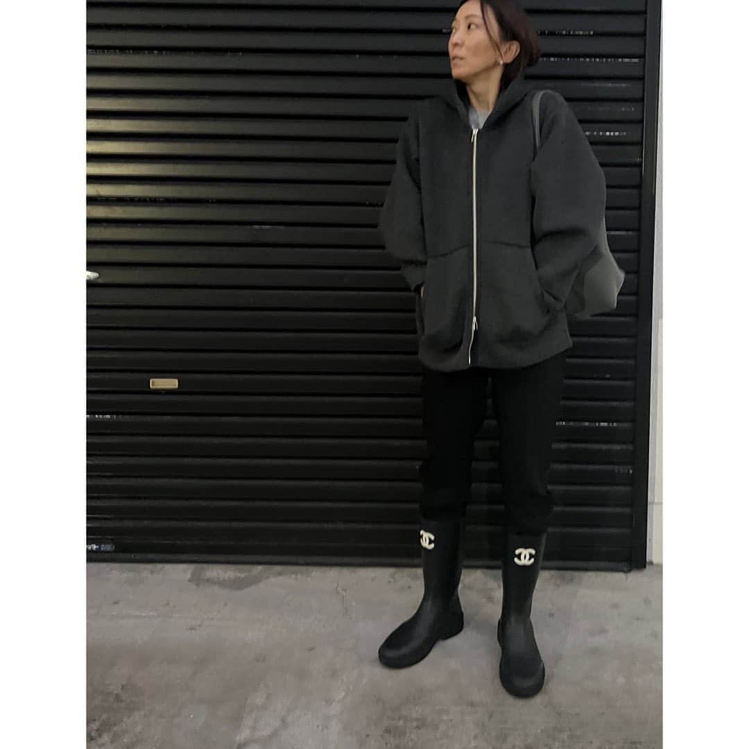 高橋志津奈のインスタグラム：「いつかの雨コーデ . #shizunascoordinate #コラボパーカー使える#雨の日コーデ」