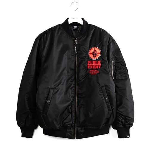 Dancers Collectionのインスタグラム：「APPLEBUM x PUBLIC ENEMY   オフィシャルコラボのアイテム続々入荷しております！  PUBLIC ENEMY Collection】  胸元にPUBLIC ENEMYを象徴するターゲットマークと【OFFICIAL JAPAN POSSE JACKET】【APPLEBUM】の文字を刺繍で落とし込んだ MA-1ジャケット。 背中にもサテン地で切り抜いたターゲットマークと【APPLEBUM】刺繍をレイアウト。 彼らの音楽性と結びついたアイテムであるMA-1ジャケットはかつて存在したオフィシャルのMA-1【OFFICIAL POSSE JACKET】へのオマージュとなっております。【OFFICIAL JAPAN POSSE JACKET】の文言にはオフィシャルコラボレーションアイテムならではの遊び心を感じられる1枚です。 90年代を思わせる様なボリュームのあるシルエット、シガレットポケット等、ディテールにこだわった本格仕様のMA-1ジャケット。 中綿入りで保温性にも長けており、寒さが厳しい時期のレイヤードスタイルにもおすすめです。   #applebum #publicenemy」