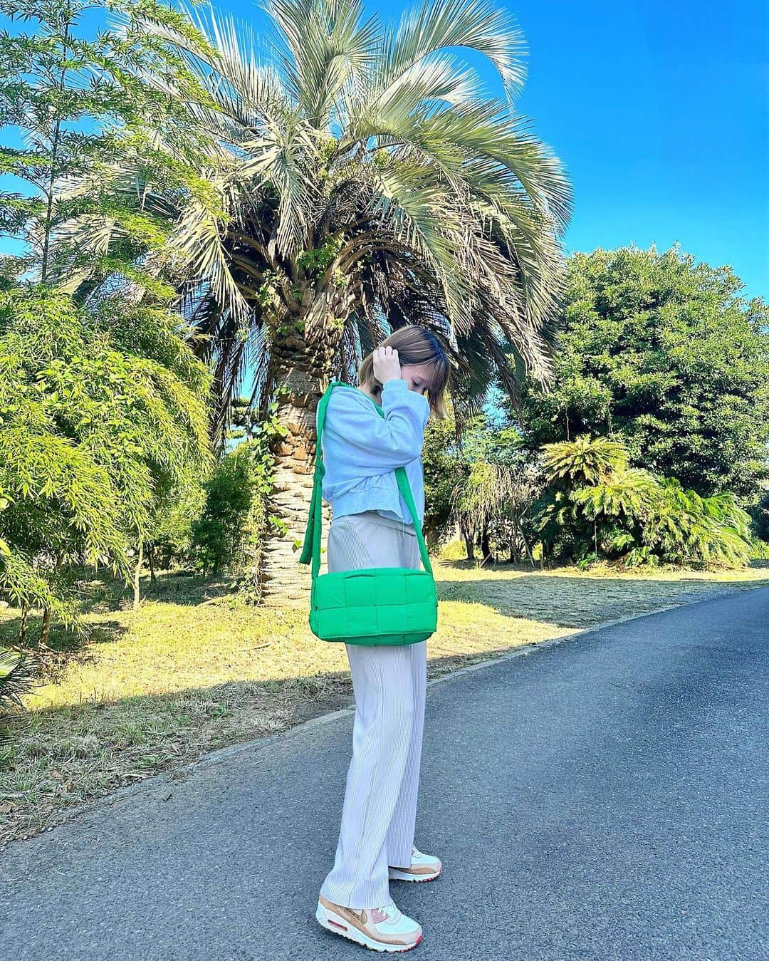 福本沙織のインスタグラム：「昨日のnew bag👜 アクセントになるからグリーンにしてよかった〜💚  最後のQRコードから飛べるギフトサイトで アマギフプレゼントキャンペーン中みたいです🎁♡  PR @dresandmore #dresandmore #京都セレクトショップ #ショルダーバッグ #キルティングバッグ #バックコーデ」