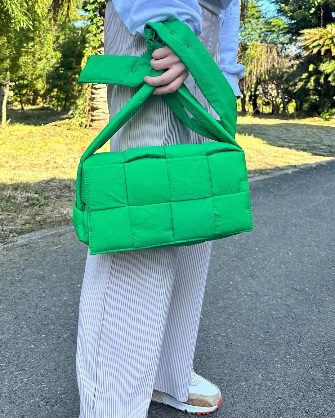 福本沙織さんのインスタグラム写真 - (福本沙織Instagram)「昨日のnew bag👜 アクセントになるからグリーンにしてよかった〜💚  最後のQRコードから飛べるギフトサイトで アマギフプレゼントキャンペーン中みたいです🎁♡  PR @dresandmore #dresandmore #京都セレクトショップ #ショルダーバッグ #キルティングバッグ #バックコーデ」10月17日 14時56分 - saoriiinu918