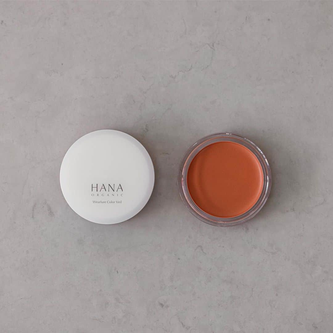 HANA ORGANICのインスタグラム：「ㅤㅤㅤㅤㅤㅤㅤㅤㅤㅤㅤㅤㅤ 自然な血色感を纏う、  HANA ORGANIC の秋メイク🍁  チーク&リップとして使える ウェアルーカラーヴェール。  ピンクのような、オレンジのような色は どんな肌色にもあいます☺️  - - - - - - - - - - - - - - - - - -  現在お得にお買い求めいただける サスティナブルコレクションを実施中！  気になった方はぜひチェックしてみてくださいね。  詳細はハイライトの［SALE］から - - - - - - - - - - - - - - - - - -   #ウェアルーカラーヴェール #hanaorganic  #スキンケア #skincare #オーガニックコスメ」