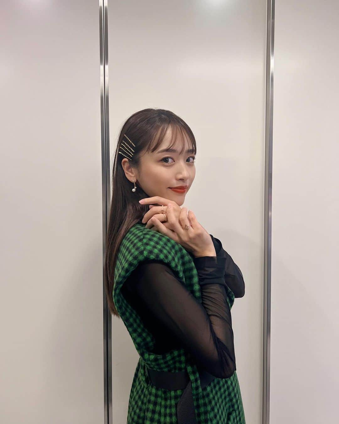 近藤千尋のインスタグラム：「投稿してなかった衣装さん🩷🐇  グリーン衣装🫛  one-piece @baumundpferdgarten pierce @abiste_official shoes @zara  水色衣装🦋  one-piece @doublestandard_official shoes @zara  オレンジ衣装🍊 tops @puntodoro all-in-one @uruhofficial pierce @abiste_official shoes @zara  #近藤千尋衣装」
