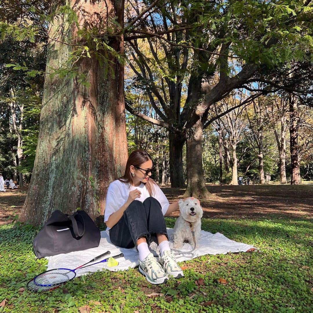 滝沢眞規子さんのインスタグラム写真 - (滝沢眞規子Instagram)「ラッキーなことに撮影が早く終わり、お天気が素晴らしいので、娘とうーしゃんと公園にきました🍃楽し☺️🍃」10月17日 14時54分 - makikotakizawa