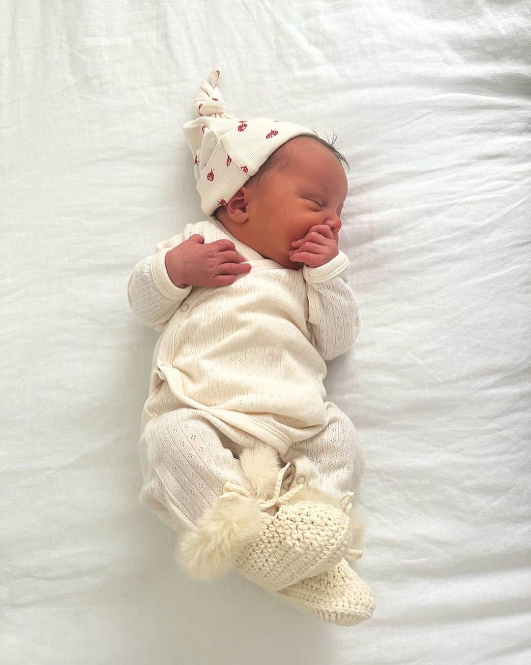 ジュリアン・ウィルソンのインスタグラム：「Sienna Bobbi Wilson, born 14/10/23 one beautiful early surprise ✨ we couldn’t be in any more love with you sweet girl ❤️ welcome to our tribe!!」