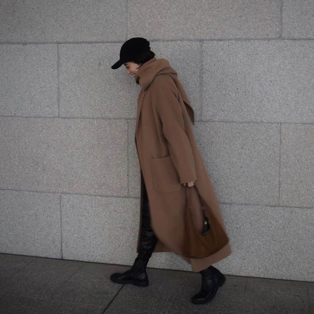 のインスタグラム：「🧥 @etretokyo  同布のマフラーとか、丈感とか、色味とか 色々ツボ過ぎる一枚💭✨」