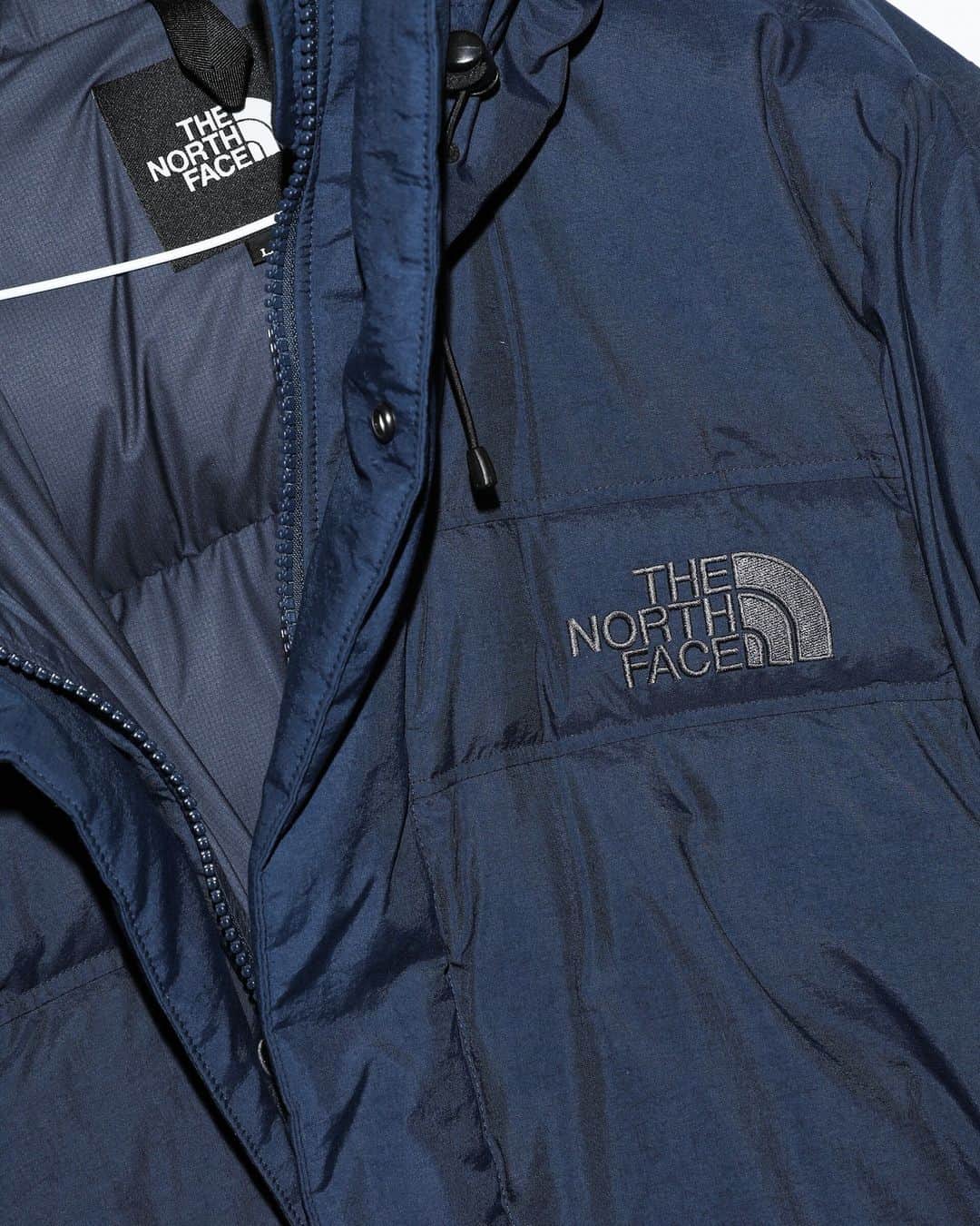 のインスタグラム：「【エディター推し】THE NORTH FACE Alteration Baffs Jacket  ラグジュアリーブランドから注目の新鋭ブランドまで、UOMO編集部員が見つけた“推しアイテム”を紹介。  正直アウトドアブランドのダウンのガチ感が少し苦手でした。ましてや人気のザ・ノース・フェイスとなれば、いいのは分かってるんだけど「自分じゃない感じ」があって。そんな苦手意識を払拭してくれそうな新作を発見。  切り替えのないネイビー一色のボディはマットでどこかヴィンテージ感のある生地。左胸のおなじみの刺繍ロゴはグレーで、主張しすぎることなく「そうそう、こういうの欲しかったのよ」というどストライクな一着。  ヌプシやバルトロはアイコニックすぎてちょっとなぁなんて思ってる人に、おすすめの裏名品です！（UOMO副編集長 薬師神）  #エディター推し #THENORTHFACE #ザノースフェイス #ダウン #uomo #uomo_magazine #webuomo」