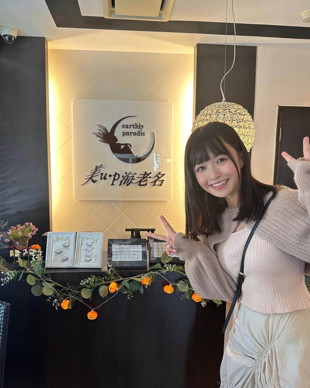 百川晴香のインスタグラム：「美upの海老名店に行ってきました👏💕  海老名は私の生まれ育った場所なんです！ ビナウォークも近くのマックも遊びに来てたの😂  なので、家族でランチ食べた後にお母さんと 2人で美upさんにお邪魔させてもらいました💕  今日は脚をメインでやってもらったんですが、汗も沢山かいてすんごい浮腫みとれて軽くなりました👏✨  ハイパーナイフであっためてもらった時は、気持ちよくて気づいたら寝てました😂😂😂  すごいリラックスできました〜🥹💕  また実家帰ってきたら行かせてもらいます✨  親子揃ってありがとうございました👏💕   #美up #海老名 #エステ #海老名エステ #地元 #ボディケア #japanesegirl #idol」