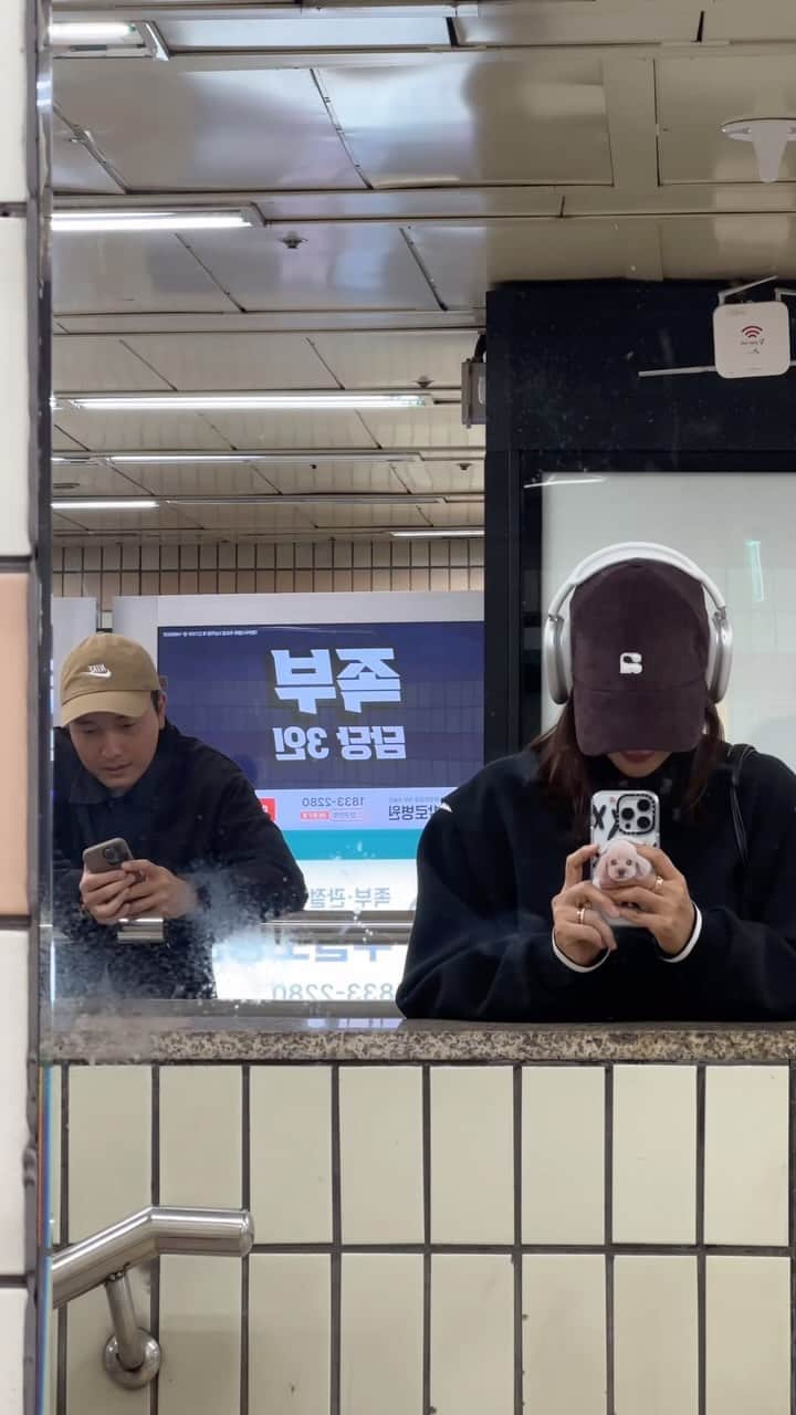 のインスタグラム：「가끔 나이를 잊고 싶을때 볼캡 눌러쓰고 대학교 시절 생각하면서 툭.  멋스럽게 입어주기.   투웨이핀턱밴딩팬츠랑 아주 찰떡입니다😚  #바시티자켓 #어버브」