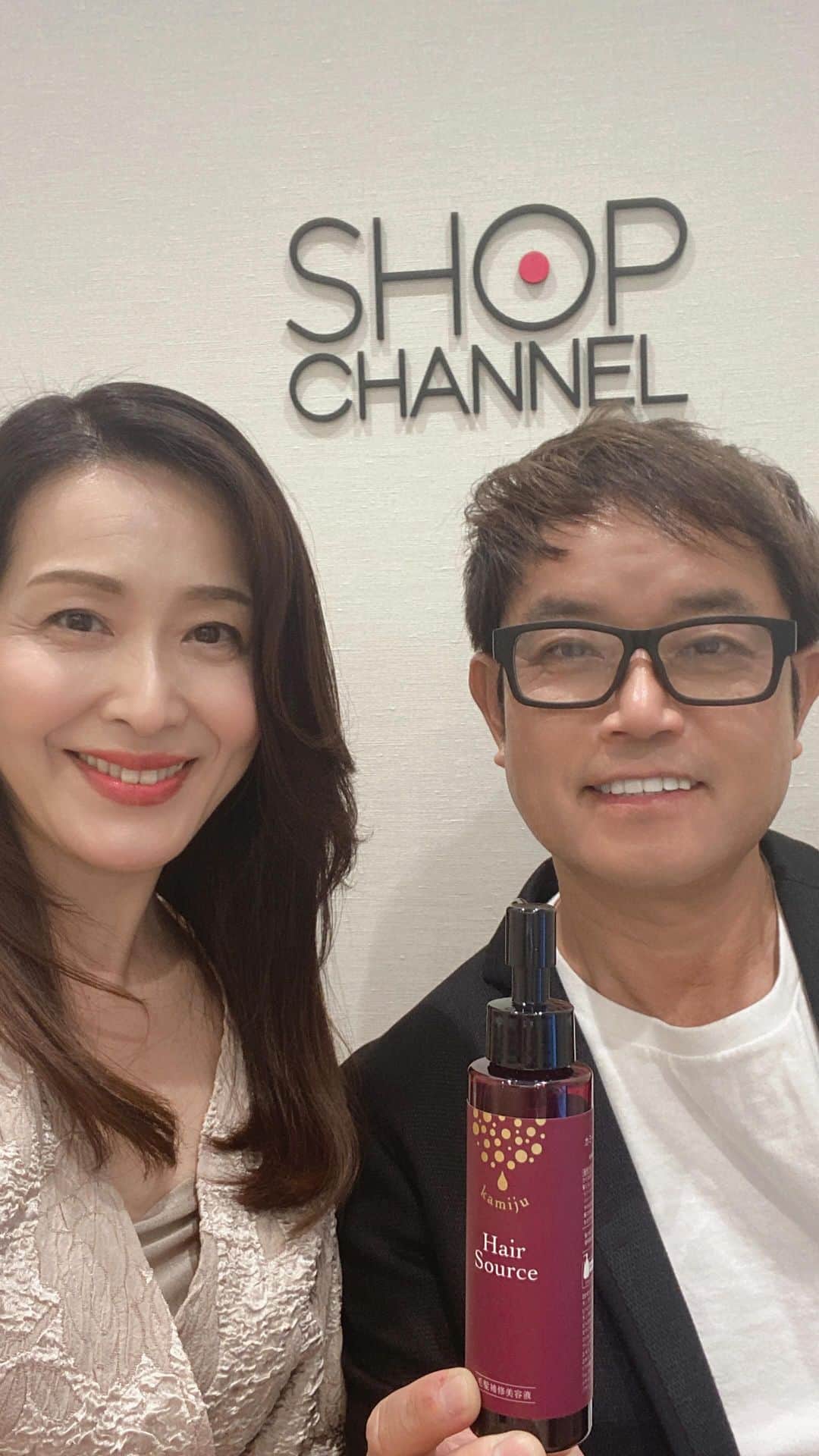 Atsukoのインスタグラム：「【カミージュヘアソース】愛用者出演  ショップチャンネル 無事に終わりました✨  @shopch.jp   1日3回のショップチャンネル出演は 初めてでした。 （実質二回出演でした）  昨日のON  AIRは 12:00〜 20:00〜 23:00〜  カミージュチームで最後まで 励まし合って頑張りました✨  ベテランキャスト様と previa銀座オーナー、ナオさん  @nao.hairlife   メイク担当の京子さん  @kyokohashimoto   スタッフの皆様と カミージュファミリーとして 参加できて本当に学びの一日＆楽しい時間でした✨  お陰様で8200本越えのたくさんのオーダーを いただきカミージュファミリーが増えていることが本当に嬉しい限りです👏👏  皆様へカミージュシリーズの感動をつたえたい✨  チーム一丸としてこの想いだけで走った一日！  貴重な体験をありがとうございました！  一日現場にいるといろいろなドラマが見れて 感動の渦の中  終わってからも興奮して寝付けない夜を 過ごしました✨  @pearly_terrace 様 ありがとうございました^_^  #ショップチャンネル出演 #ショップチャンネル愛用者 #カミージュヘアソース  ＃カミージュシャンプー #カミージュトリートメント #ラインシリーズ #カミージュファミリー #pearly_terrace」