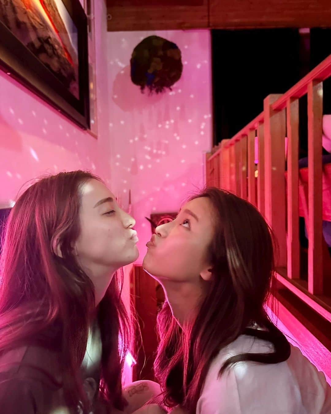 眞木美咲パメラのインスタグラム：「sleep over party w my pretty lil sis🌙🧬🪔  @meilisakura.official」