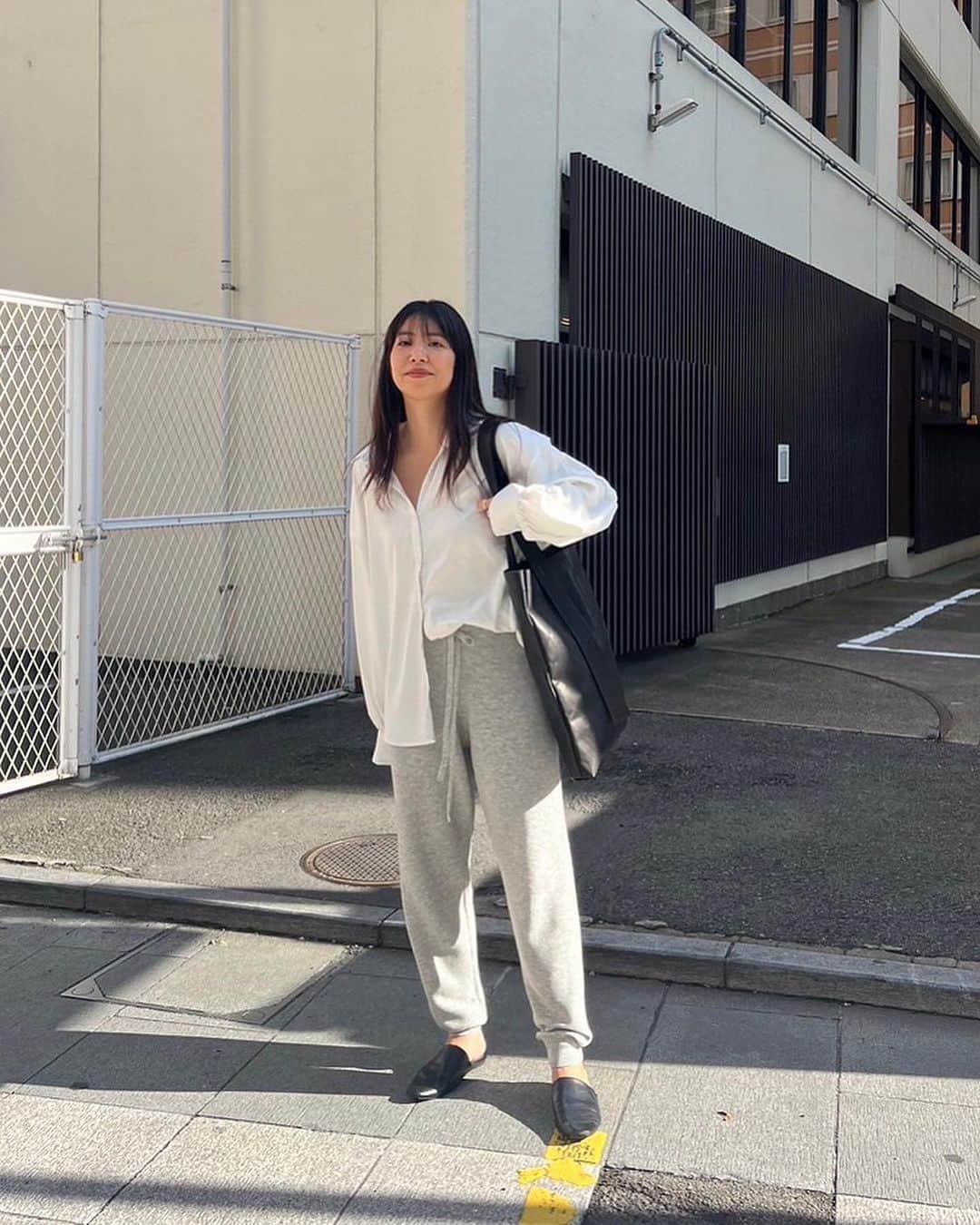 ETRÉ TOKYO ストアのインスタグラム：「@etretokyo  【10/19 New Arrival】 ㅤㅤㅤ ㅤㅤ #ETREニットジョガーパンツ GREY / BLACK S.M size ¥19,800(tax in)  ㅤㅤㅤ  新宿スタッフ @etretokyo_maki 161cm / M size @etretokyo_yumi 150cm / S size  ㅤㅤㅤ 着用カラー：GREY  ㅤㅤㅤ ㅤㅤㅤ - - - - - - - - - - - - - - - - - - - - - - - - - - - -  商品詳細はTOPページURLよりチェック🔍 ›› @etretokyo_store  ㅤㅤㅤ スタッフコーディネートも毎日更新中【 #etretokyo_staff_ootd 】をフォロー🐿️  TOPページの"フォロー中"から 気になるスタッフのアカウントをフォロー🤝  - - - - - - - - - - - - - - - - - - - - - - - - - - - - ⁡  【INFORMATION】 ⁡ㅤㅤㅤ ⁡ ※ 10/19(木)発売のアイテムは 10/20(金)12:00よりお在庫のある場合、ルミネカード会員様限定で店舗通販のご利用が可能です。  ⁡ ※お電話がつながりにくい可能性がございます。 ⁡ ※また混雑時には入場制限及び 試着点数の制限を設けさせて頂きます。 予めご了承ください。 ⁡ ⁡ ご理解、ご協力を賜りますよう 心よりお願い申し上げます。   ㅤㅤㅤ 【LUMINE SHINJUKU STORE】 ETRÉ TOKYO ルミネ新宿2店 TEL：03-5989-0979  ー営業時間ー (平日、土日祝)11:00-21:00 ⁡  #etretokyo#etre#fashion#etretokyoshinjuku #etre#2023etre#etretokyo_staff_ootd#2023aw #大人ファッションコーデ #シンプルスタイル  #オトナカジュアルコーデ #ジョガーパンツ #シャツスタイル #フラットシューズ #トートバッグコーデ」